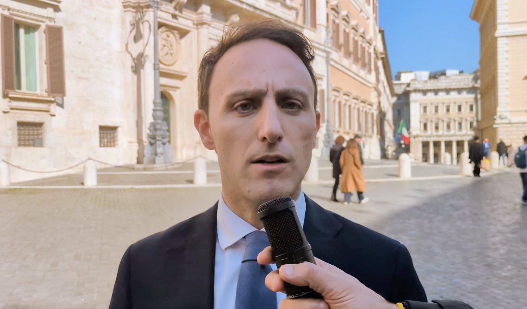 Deputatipd's tweet photo. "Costruire una difesa comune con fondi e investimenti europei, il #GovernoMeloni  non ha posizione chiara"
Il deputato Piero De Luca, capogruppo #Pd in commissione Politiche #UE, commenta il piano di #UrsulavonderLeyen.
 
Guarda l'intervista su YouTube https://t.co/znNFukPimp https://t.co/VFa2mxGfgR