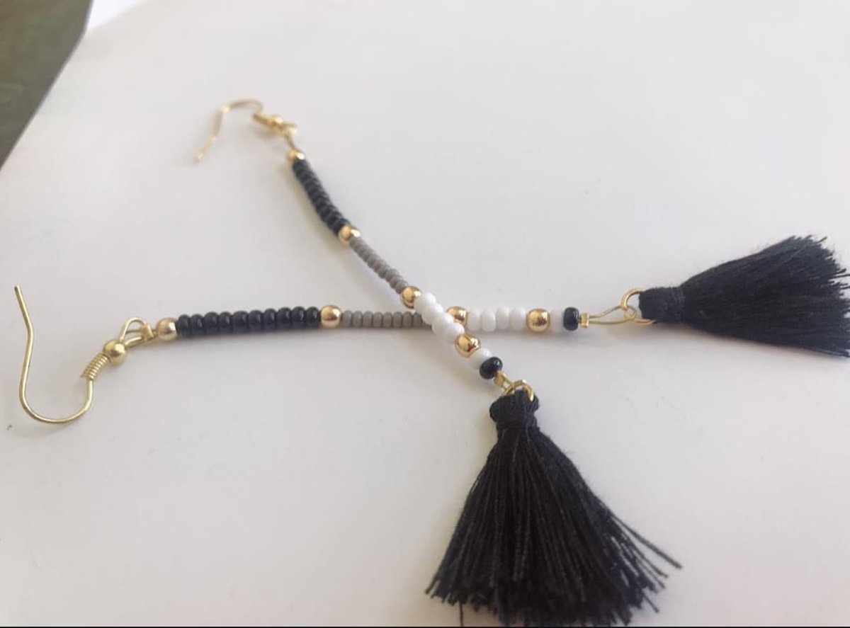girlwishjewels's tweet photo. A little boho, a little chic, and a whole lot of handcrafted love. 🖤✨
#GirlWishJewels #handmadearrings #tasselearrings #Boholook #customisable https://t.co/8q68FigAie