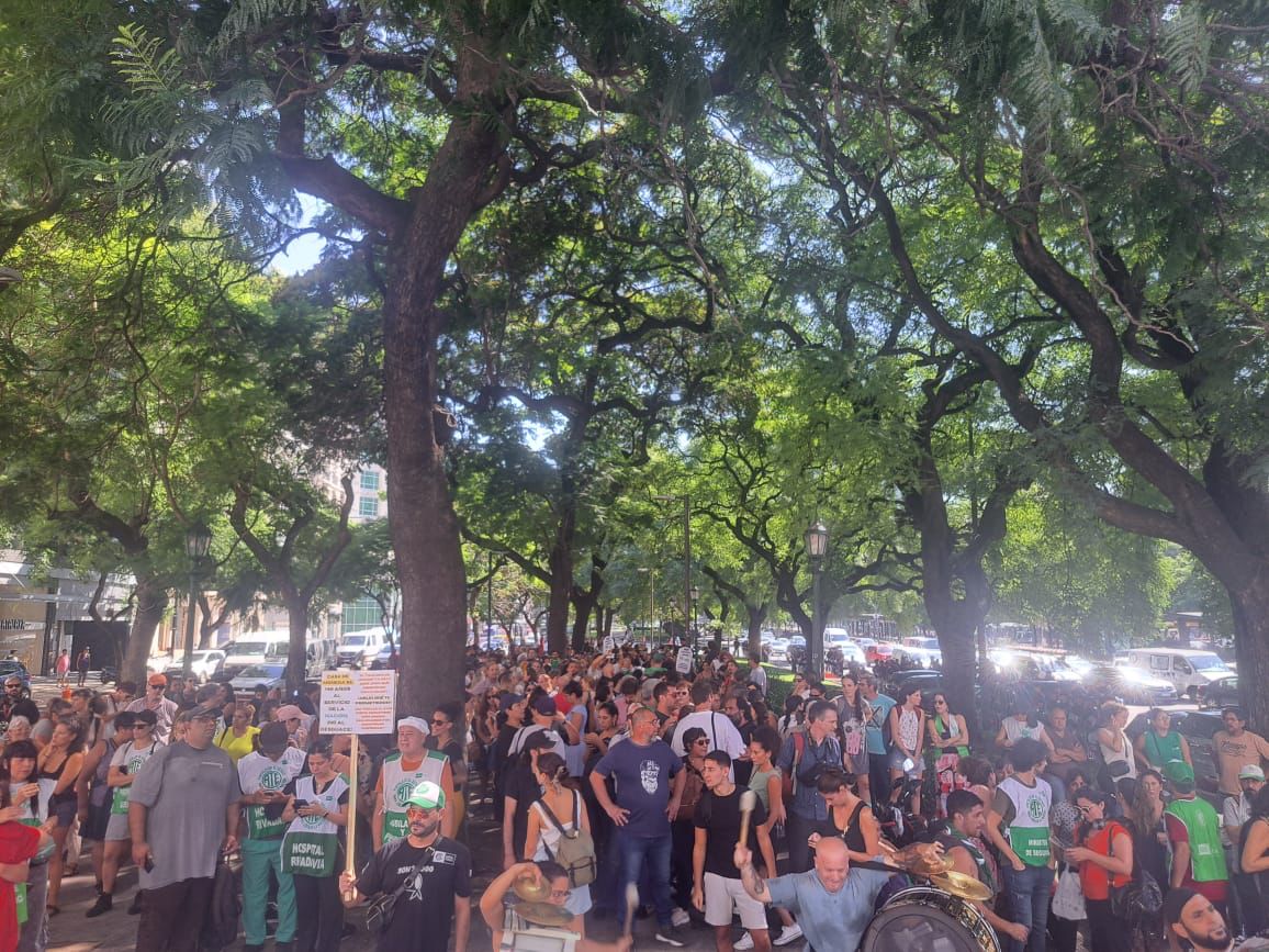 ATECapitalOk's tweet image. Paramos y movilizamos al ex Mrio de Desarrollo Social en respuesta a la profundización de la destrucción del Estado. Miles de despidos notificados: 2800 entre la SENNAF y Desarrollo Social, 300 en ACUMAR, 150 en la Sec. de Turismo y 400 en la Sec. de Habitad.
Múltiples #Asambleas