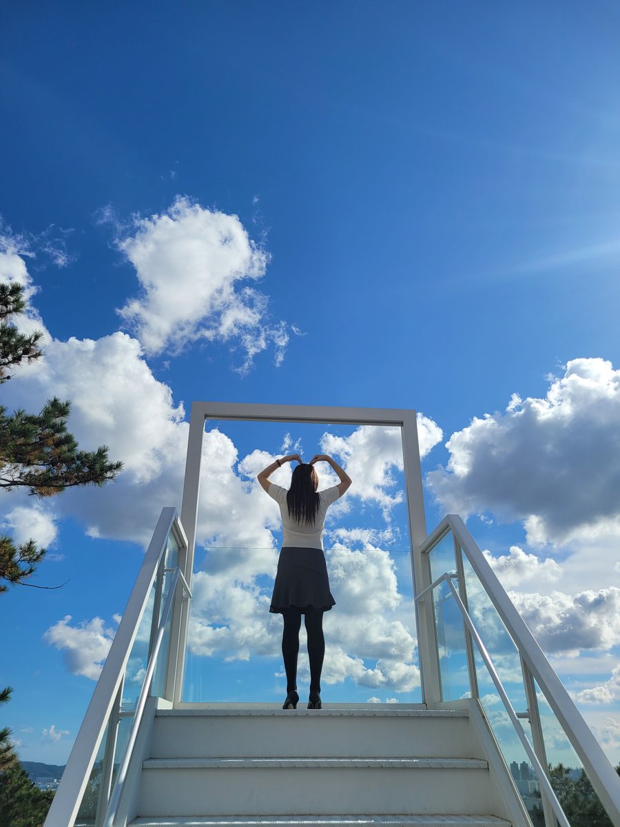 오늘 울산 갔는데 춥긴해도 하늘이 너무 예뻤다..그녀가 더 예뻤지만 ㅋ