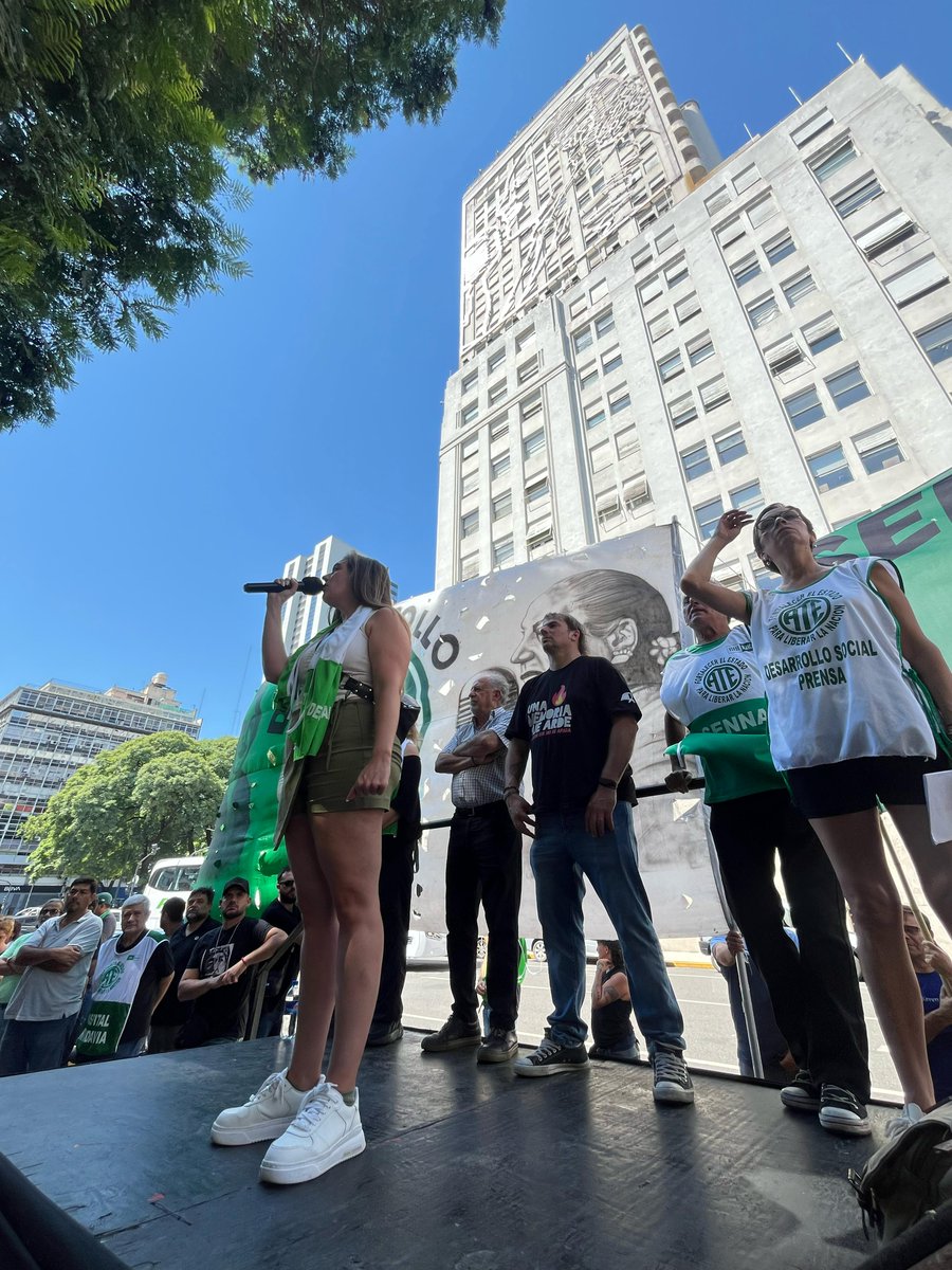 ATECapitalOk's tweet image. Paramos y movilizamos al ex Mrio de Desarrollo Social en respuesta a la profundización de la destrucción del Estado. Miles de despidos notificados: 2800 entre la SENNAF y Desarrollo Social, 300 en ACUMAR, 150 en la Sec. de Turismo y 400 en la Sec. de Habitad.
Múltiples #Asambleas