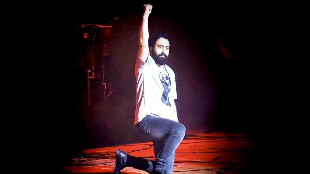 شلاق بر تن هنر
شلاق بر تن شرف
شلاق بر تن آزادگی

#مهدی_یراحی