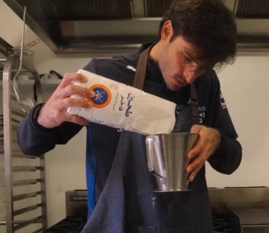 منتشره هذي الصوره لبطل سباقات الفورمولا الإسباني كارلوس ساينز يستخدم طحين المطاحن الكويتية والكل حاطها ويفتخر فيها ..

لو مصري قاعد يستخدم هالطحين جان قالوا شوفوا المصاروه يبوقون تموين الكويت ..

الخلاصه : ان الكويتيين شعب كريم ولكن البعض عنصري وعينه ضيقه وهم اللي يخربون طيبتنا :