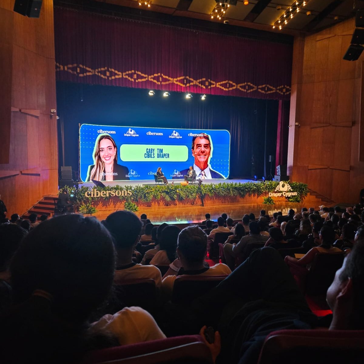 🚀"Abraza lo desconocido" - Tim Draper. Gracias a <a href="/Cibersons/">Cibersons</a>, Paraguay tuvo la oportunidad de aprender de uno de los grandes del venture capital. #TimDraper #Cibersons <a href="/Cibersons_/">Cibersons</a> <a href="/gaby_cibils/">Gaby Cibils Bernardes</a> <a href="/ViviBernardes_/">Vivianne Bernardes-Cibils</a>