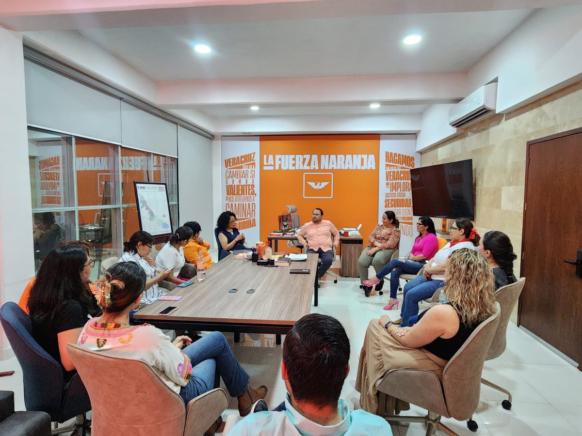 Muy agradecidas con la coordinación estatal de <a href="/MovCiudadanoVer/">Movimiento Ciudadano Veracruz | Movimiento Naranja</a> y su coordinador <a href="/CarbonellHoz/">Luis Carbonell de la Hoz</a> y coordinadora de mujeres <a href="/XochitlArbesu/">Xochitl Arbesú</a> por recibirnos para un diálogo fundamental en este proceso electoral.
Nuestro deber con la paridad nos compromete.
