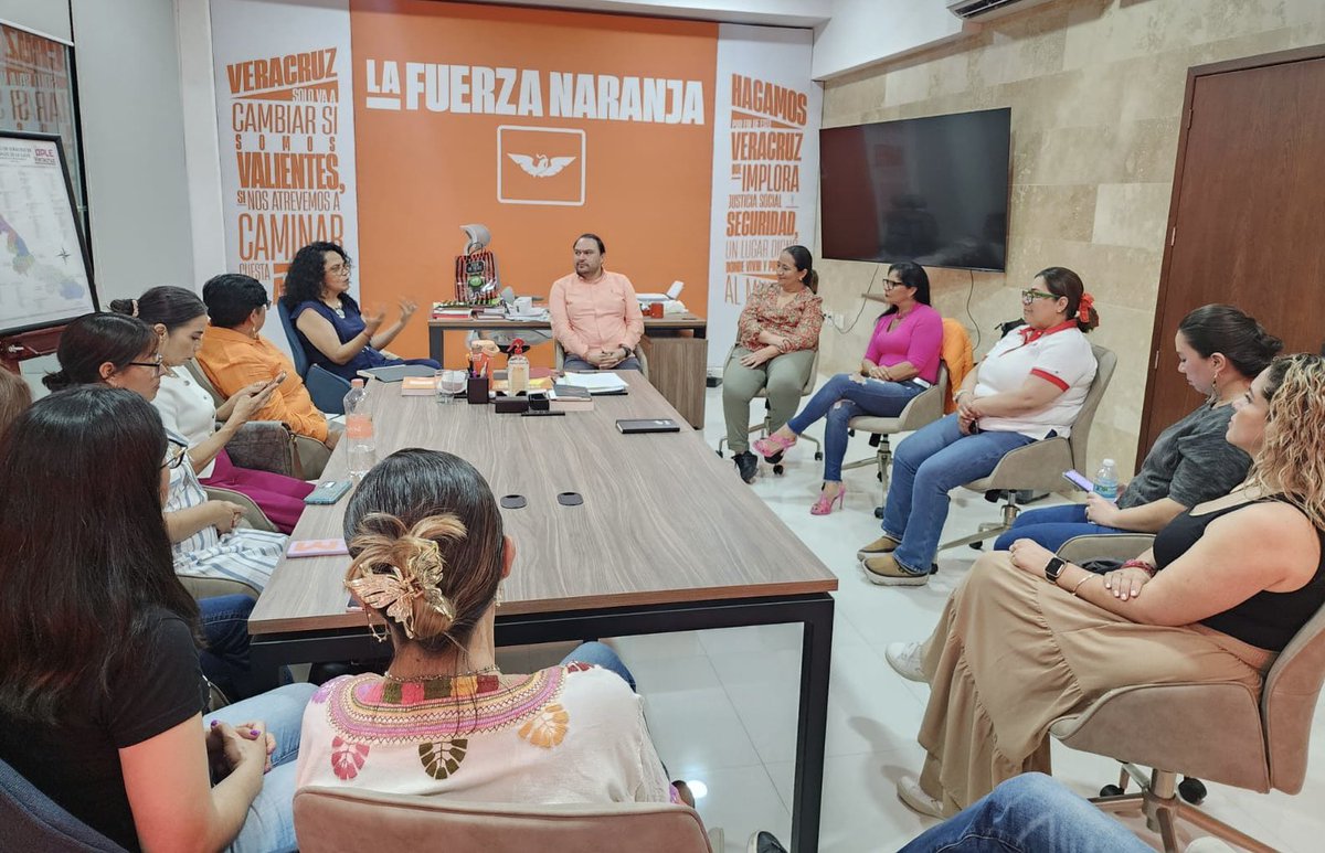 RedParidad_Ver's tweet photo. Muy agradecidas con la coordinación estatal de @MovCiudadanoVer y su coordinador @CarbonellHoz y coordinadora de mujeres @XochitlArbesu por recibirnos para un diálogo fundamental en este proceso electoral.
Nuestro deber con la paridad nos compromete. https://t.co/M9WBCg8fzM