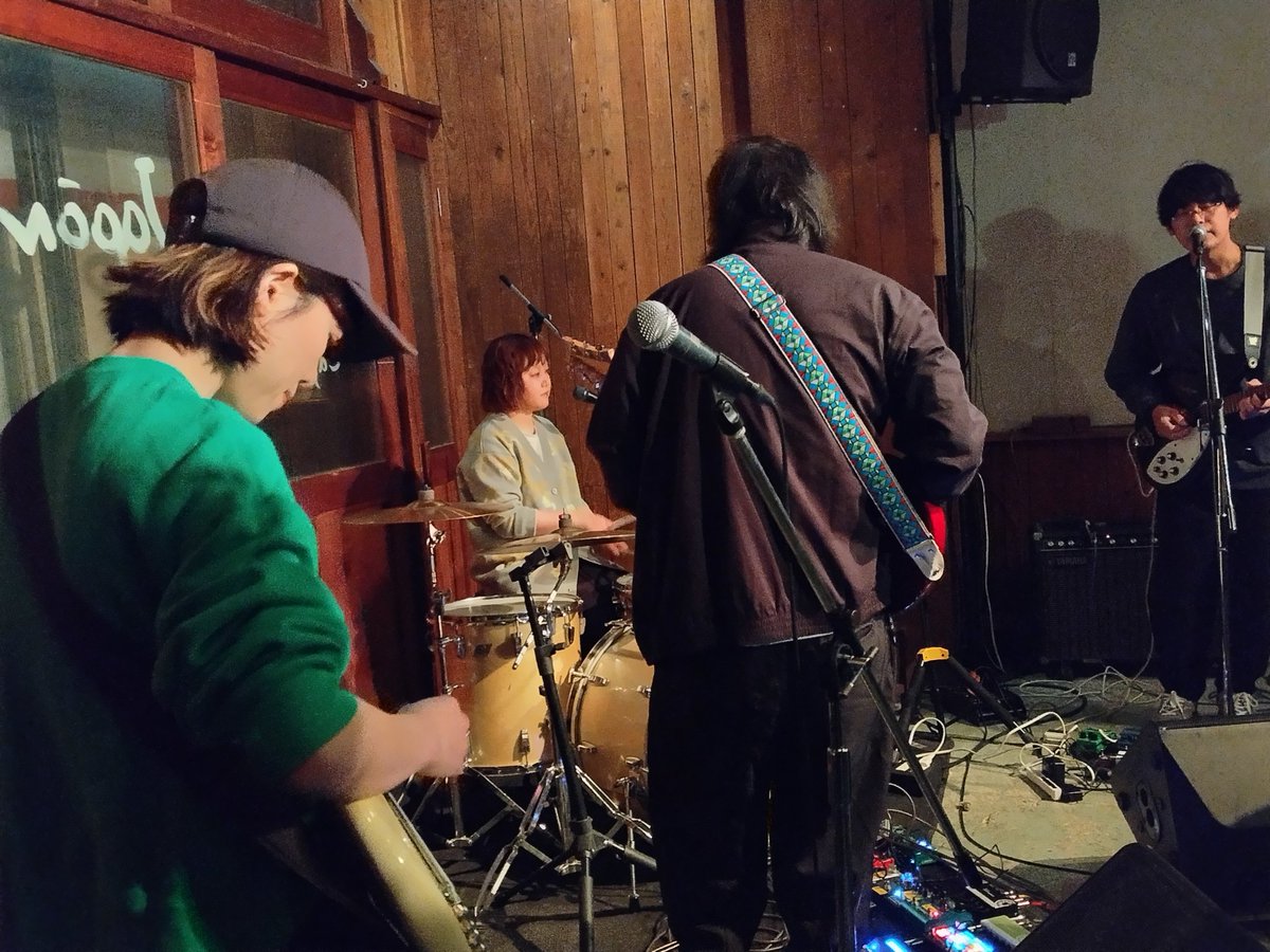 mishca。

人間のハーモニーとはどうしてこんなに心地よいのでしょう。
ショウヘイさんが鳴らしていたヘヴンリィヴォイスのようなギターも美しかった。
新曲「ランドスケープ」がとてもいい曲で泣きそうになりました。

#DREAMWAVES5thAnniversaryParty