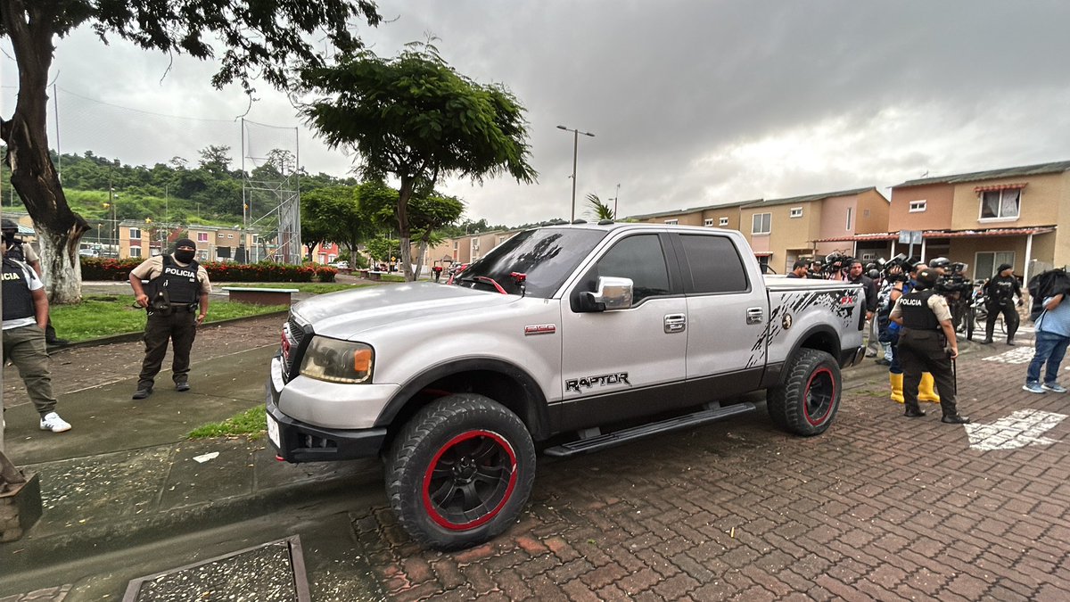 tuiterasanta03's tweet image. Este es un carro viejo con llantotas y stickers para que la Gente #Diga que es de un millonario 

Total lo único que demuestra es que es un de naRCo delincuente GDO