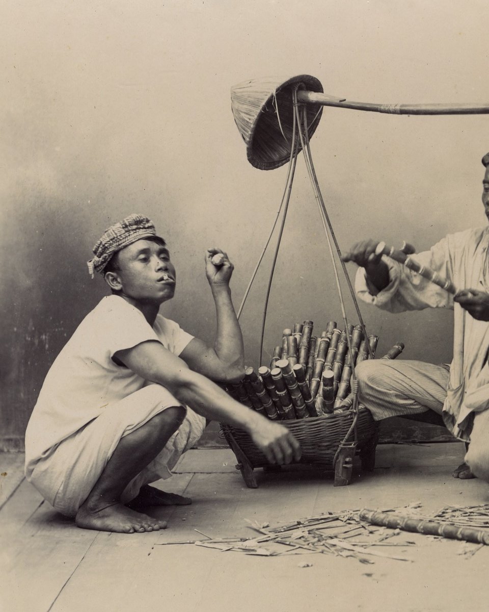 potolawas's tweet image. Potret studio penjual tebu di Hindia Belanda, circa 1915.
Lokasi kemungkinan di Surabaya. 
•
📸: Leiden University Libraries - Isken
•
#potolawassurabaya #suiker #suikervrij #tebu #surabaya #surabayahits