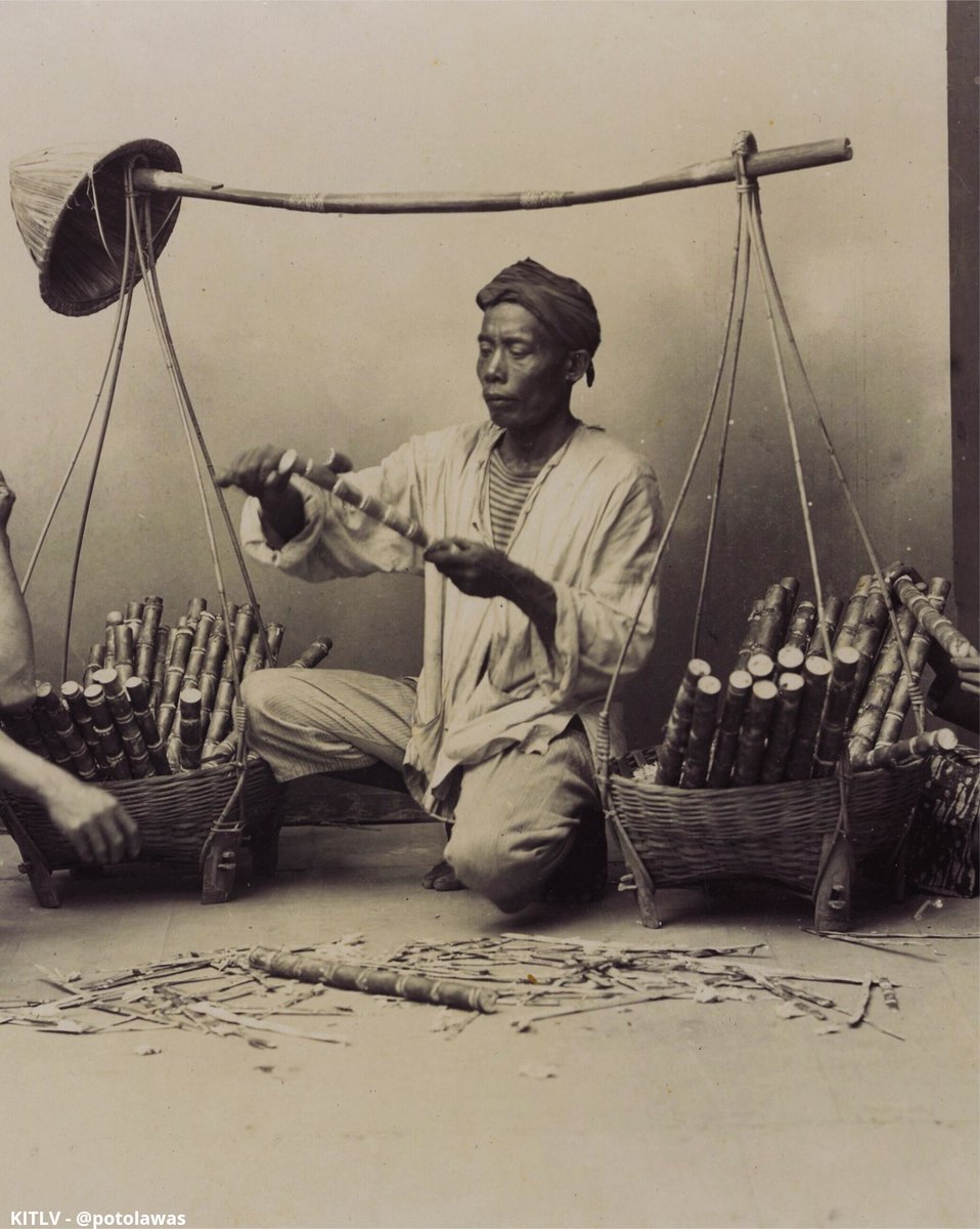potolawas's tweet image. Potret studio penjual tebu di Hindia Belanda, circa 1915.
Lokasi kemungkinan di Surabaya. 
•
📸: Leiden University Libraries - Isken
•
#potolawassurabaya #suiker #suikervrij #tebu #surabaya #surabayahits