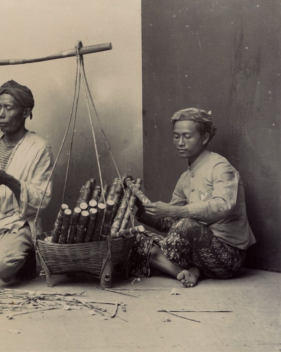 potolawas's tweet image. Potret studio penjual tebu di Hindia Belanda, circa 1915.
Lokasi kemungkinan di Surabaya. 
•
📸: Leiden University Libraries - Isken
•
#potolawassurabaya #suiker #suikervrij #tebu #surabaya #surabayahits