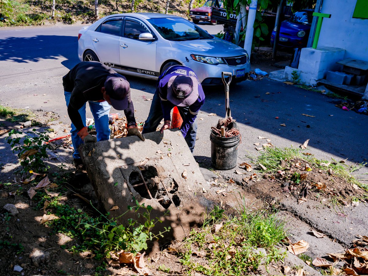 ALEXTORRES_SMC's tweet photo. La limpieza, un compromiso 💪🏼♻️🚮
Con el #PlanCastor, continuamos ejecutando acciones para mejorar la limpieza de cunetas, aceras y tragantes en col. Ciudad Pacífica.
1/2 https://t.co/s8fU1F68Qc