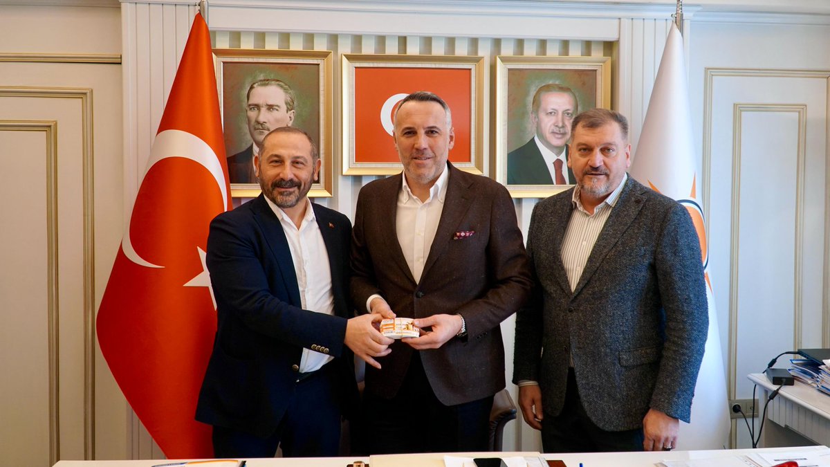 Sakarya Müteahhitler Birliği olarak;‘Paylaşınca çoğalır" sloganıyla geleneksel hale getirdiğimiz alışveriş çeklerini ihtiyaç sahiplerine iletilmek üzere  Akparti İl Başk Sn. Yunus Tever' e  teslim ettik.
Sakarya Müteahhitler Birliği 
Yönetim Kurulu Adına 
Başkan Murat BAYRAK