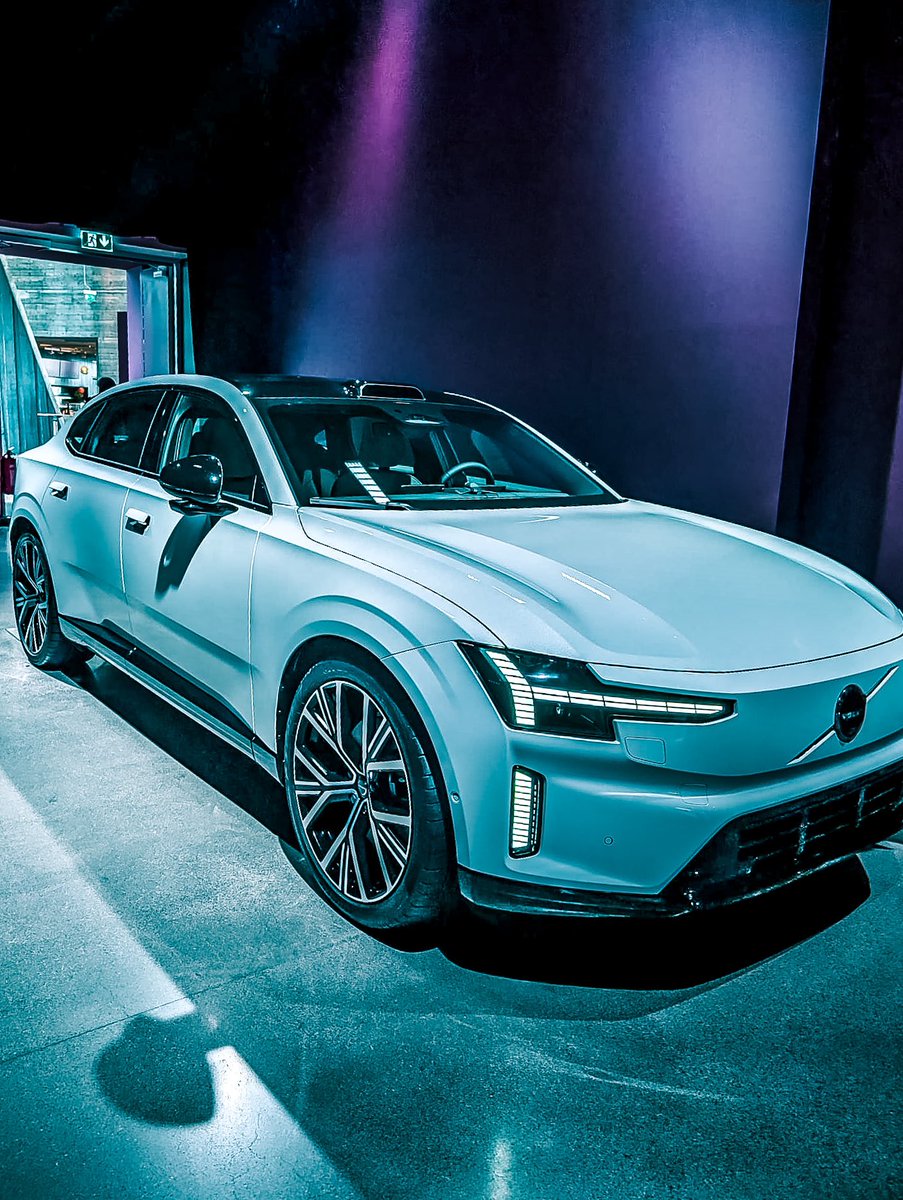 Our members attended the launch in Stockholm of the new Volvo ES90.

•700km ⚡️ 
•671bhp 💪 
•0-100km/h 4.0sec 🕰️ 
•350kW charging ⚡️