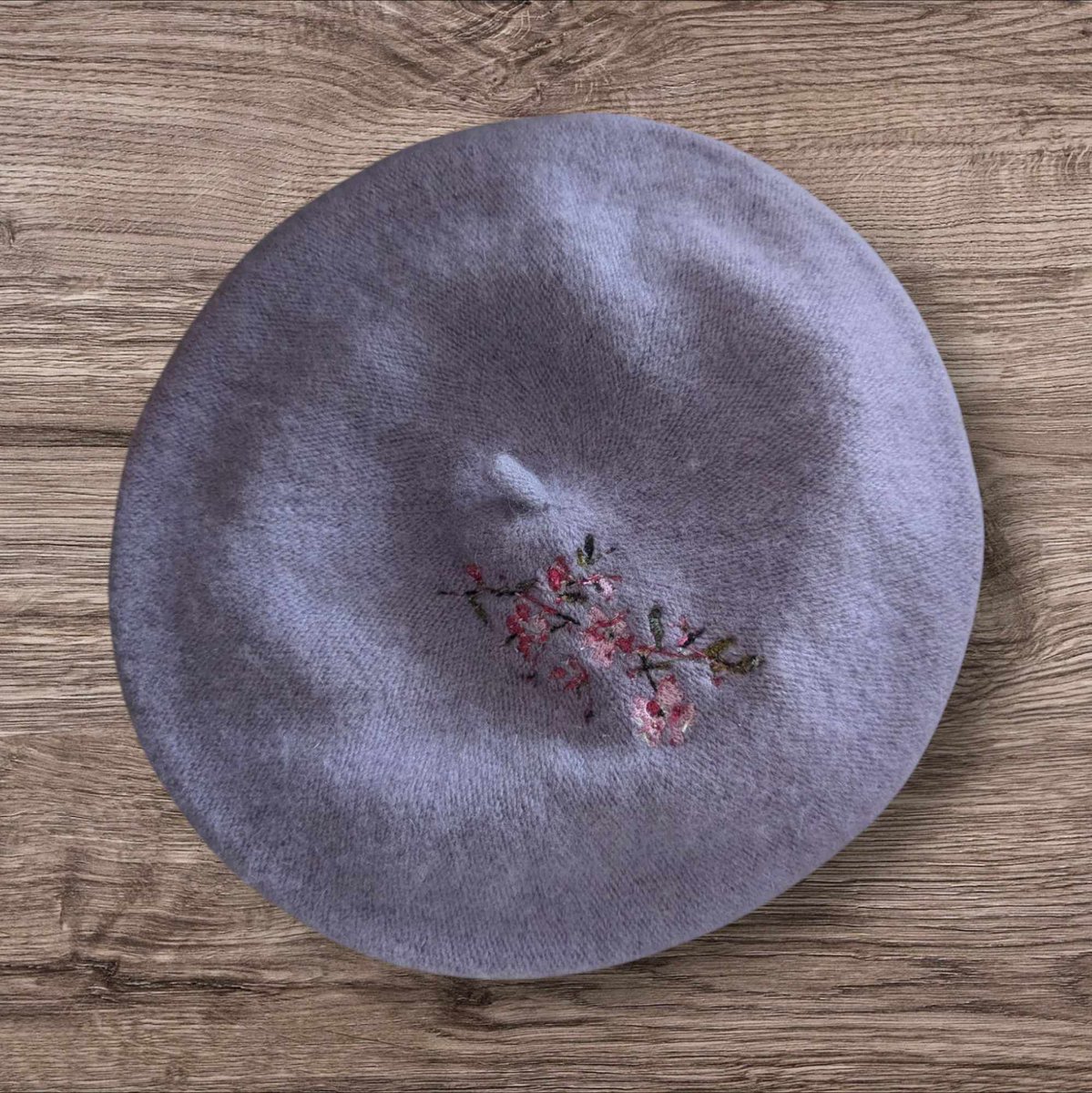 CaliUny's tweet photo. Les bérets fabriqués à la machine sont désormais disponibles en ligne ! Chaque pièce est exclusive ! #ModeUnique #BéretsArtisanaux https://t.co/29btxeN2Az