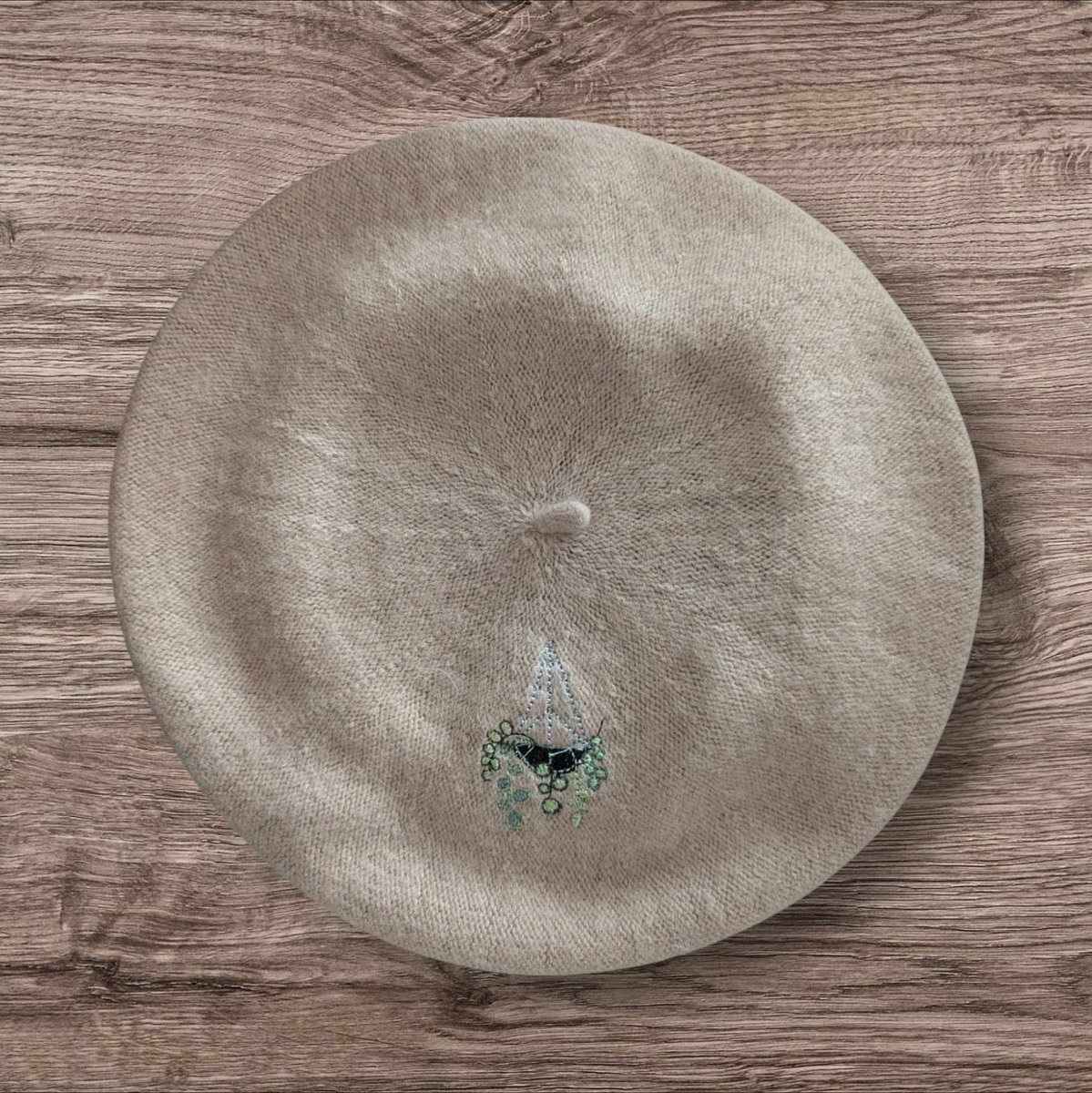 CaliUny's tweet photo. Les bérets fabriqués à la machine sont désormais disponibles en ligne ! Chaque pièce est exclusive ! #ModeUnique #BéretsArtisanaux https://t.co/29btxeN2Az