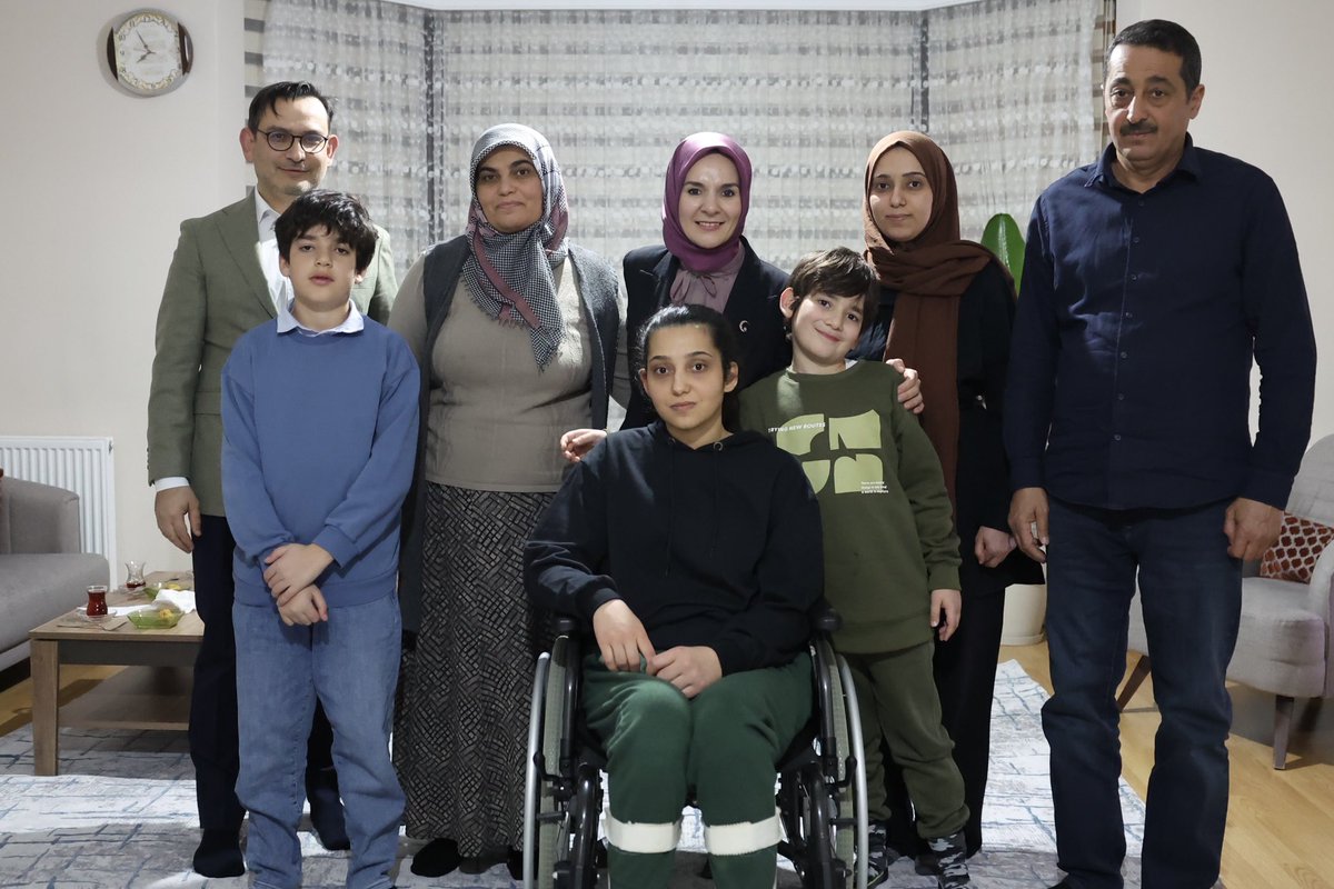 Bu akşam iftarda, Sınırgeç ailesinin Altındağ’daki evlerine misafir olduk.

Aile, hayatın getirdiği tüm zorluklara rağmen birbirine kenetlenen, özveriyle ayakta duran en güçlü yapıdır. Döne Hanım ve Ahmet Bey de Hatay’daki depremden etkilenen ailelerini dimdik ayakta tutarak,