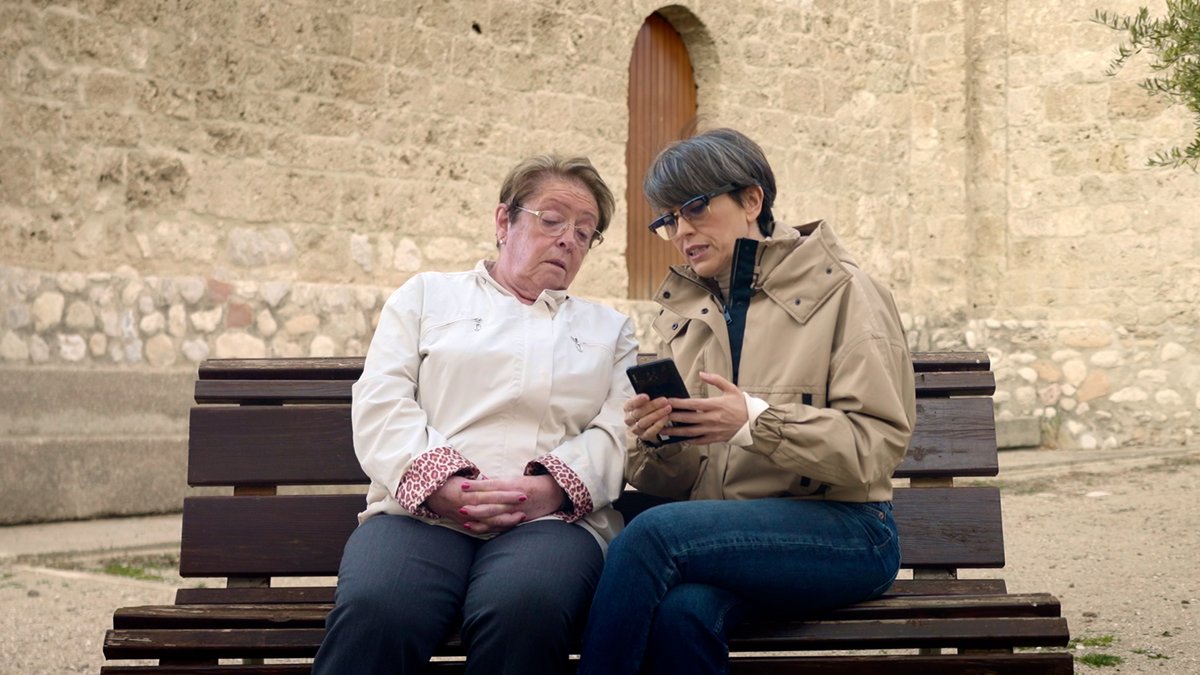 RTVECatalunya's tweet image. 💍 Vols que algun familiar trobi parella?

🧡 Segueix l&apos;exemple de la Lourdes que amb l&apos;ajuda de Thais Villas s&apos;introdueix al món de Tinder per trobar parella al seu fill

⏰ Demà #EnRouter a les 10:30h a @La1_tve i RTVE Play Catalunya
🔗 rtve.es/v/16374149