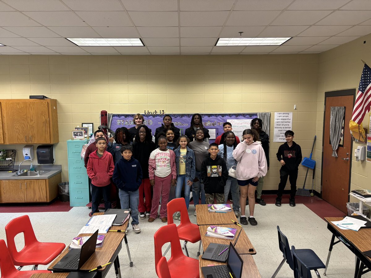 CCPackersFball's tweet image. The Packers were up bright and early this morning for read across America week! The Packers packed the bus and headed over to Cox elementary to read and have fun with the future packers!!! #GoPack #ReadAcrossAmericaWeek