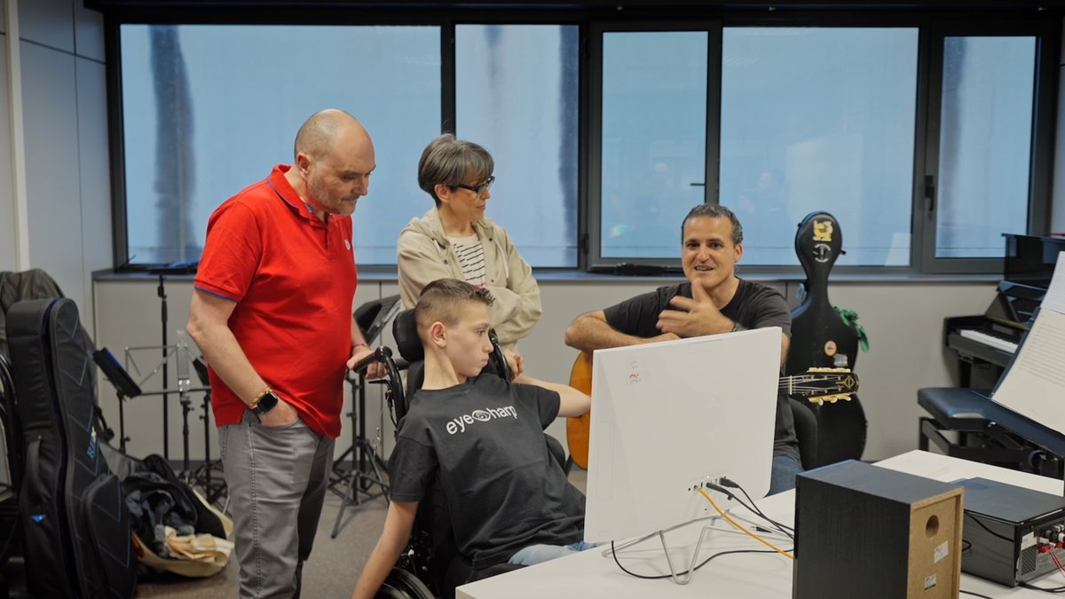 RTVECatalunya's tweet image. 💥 Comença #EnRouter!

🚙 Thais Villas es troba amb un jove que ha complert un somni gràcies a la tecnologia i repassa els millors moments del programa

👉 Ara a @La1_tve i RTVE Play Catalunya
🔗 rtve.es/v/16374149