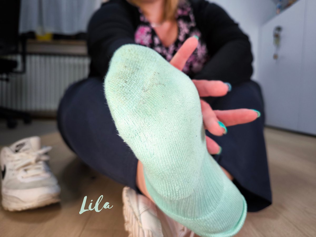 Du kannst mir mit deinem Mini Pimmel nicht imponieren. Bei mir zählt nur was anderes. 🫰🏻💵

#feetlover #feet #footfetish #göttin #loser #goddess #zahlschwein #socks #feetfetish #sockslover #socken #smellysocks #socksgirl #footprint #fuss #smelly #socks #loser