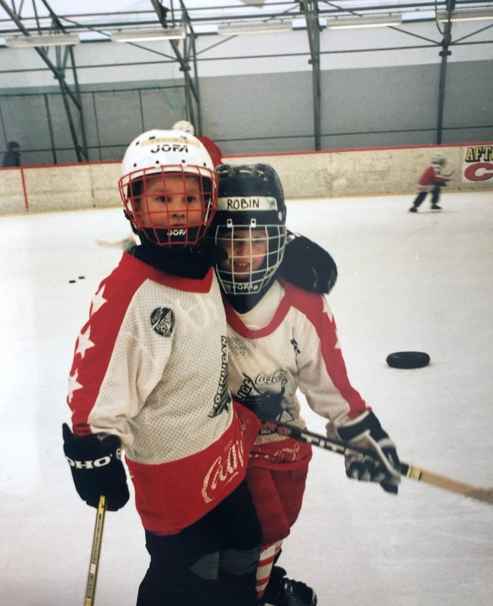 Dags att lägga skridskorna på hyllan! 

Enormt tacksam för alla lagkamrater, tränare, sportchefer, materialare och fans som gjort den här resan oförglömlig. Ni har betytt allt!

Nu väntar nya spännande utmaningar!