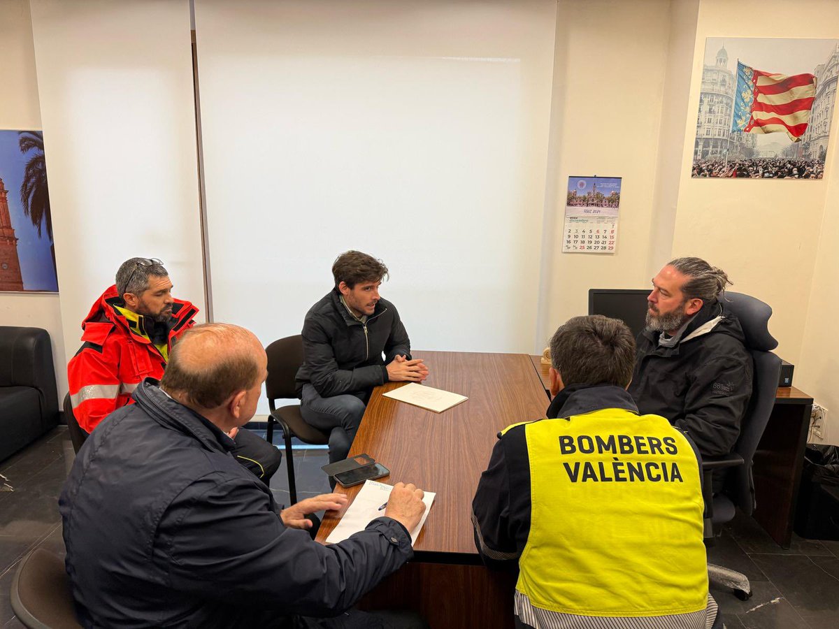 JCcaballeroM's tweet photo. Muy pendientes de la evolución meteorológica y en contacto permanente con los alcaldes de las pedanías de Valencia. 
⚠️ Evita desplazamientos innecesarios y circular por barrancos y alrededores https://t.co/wyZfKStVnd