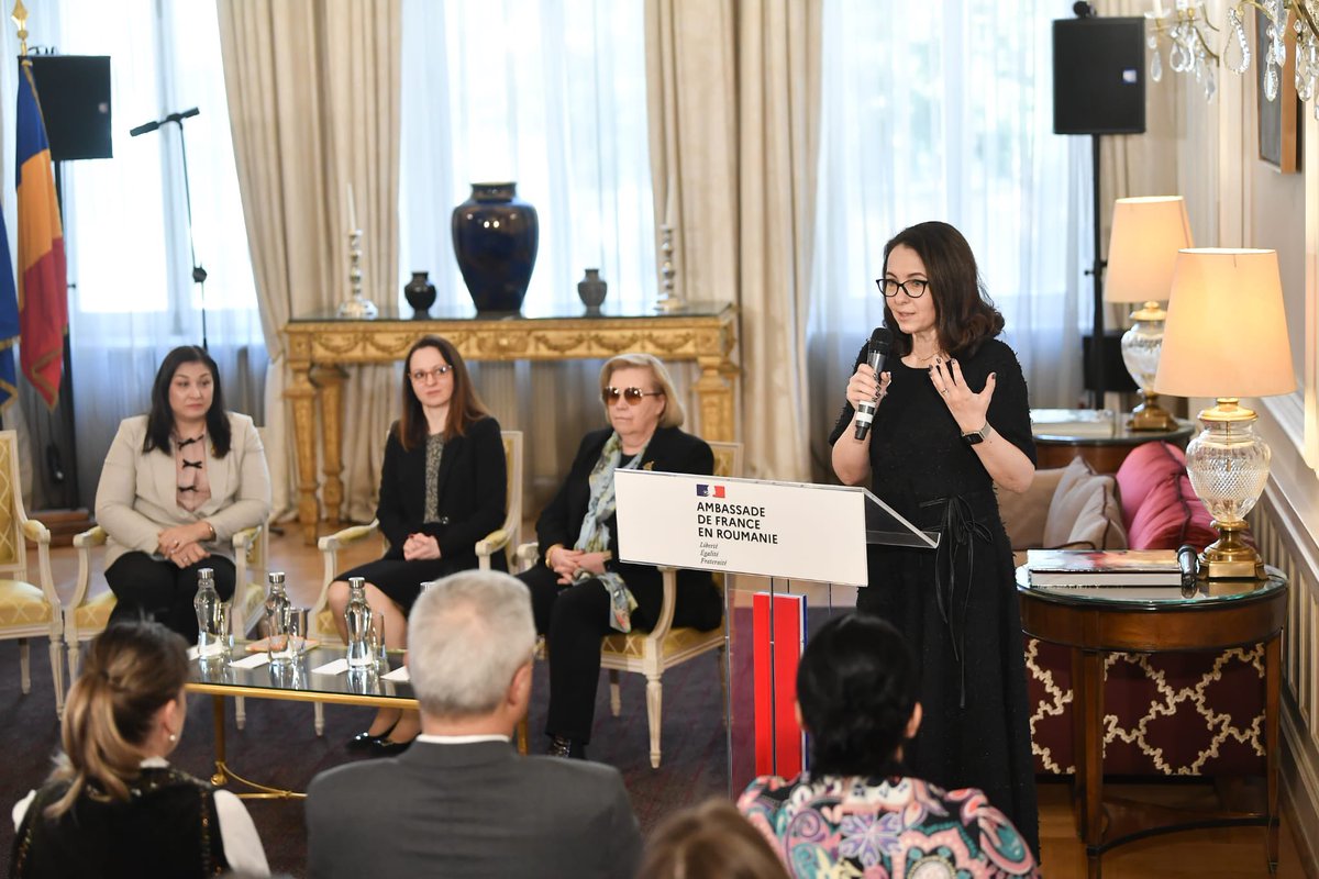 FranceRomania's tweet photo. Retour sur "Femmes dans la technologie et l’intelligence artificielle : Innovation, créativité, inclusion", un échange inspirant sur le rôle des femmes dans la #Tech et l’#IA, marqué par des idées innovantes et un engagement pour plus d’inclusion. https://t.co/QMfePlpNPe
