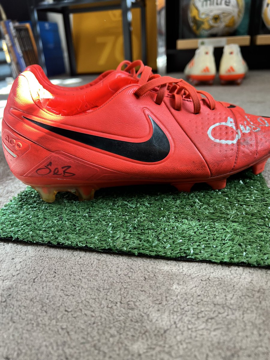 subwayarmy39's tweet photo. Another pair of Ebanks-Blake boots to add to the other pair and matchworn shirt I have of his 👌🏻 seb was a bit of a folk hero to us wolves fans 🐺 so really nice to have this little corner of my wolves Den dedicated to him 💛 #wwfc #Ebanks-Blake #OldGoldAndBlackMatchWorn https://t.co/W7vAYSEijg