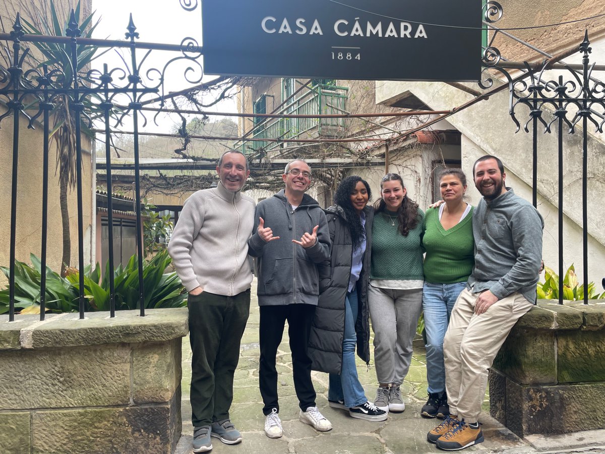 Otsailean euskara-eskolak eman dizkiegu Pasai Donibaneko Casa Camara jatetxeko lau zerbitzariri. 

Bestalde, Gabonen atarian Oreretako Agustinaseko Kantina berriko zerbitzariei ere euskara eskolak eman genizkien.