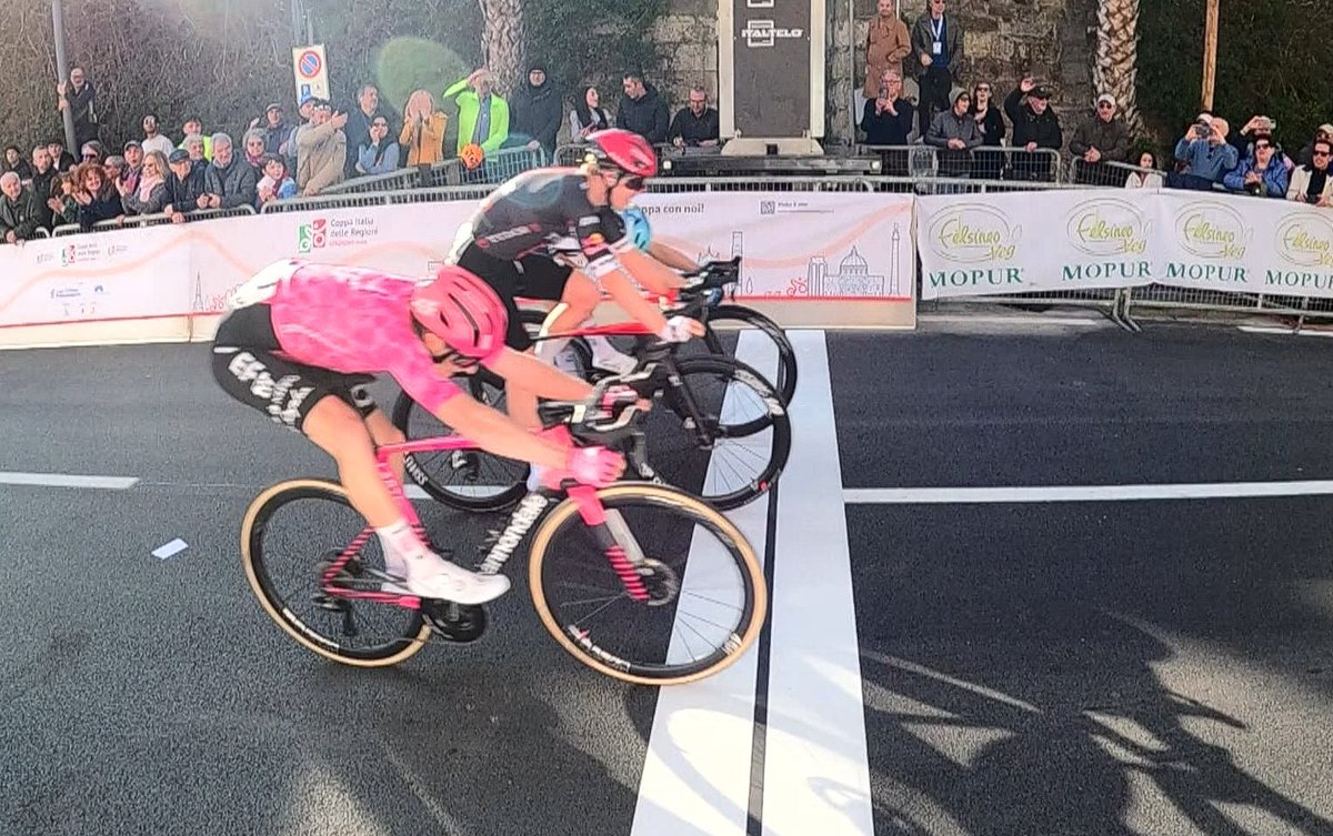 Trofeo Laigueglia’da zafer UAE-XRG’nin genç yıldızı Juan Ayuso’nun! 

Dörtlü bir  ekibin sprintiyle biten etap sonunu Ayuso çok rahat gösterse de ikincilik yarışı nefes kesti. Fotofiniş sonunda, son dönemdeki inanılmaz form grafiğini sürdüren Scaroni ikinciliği alırken, Storer