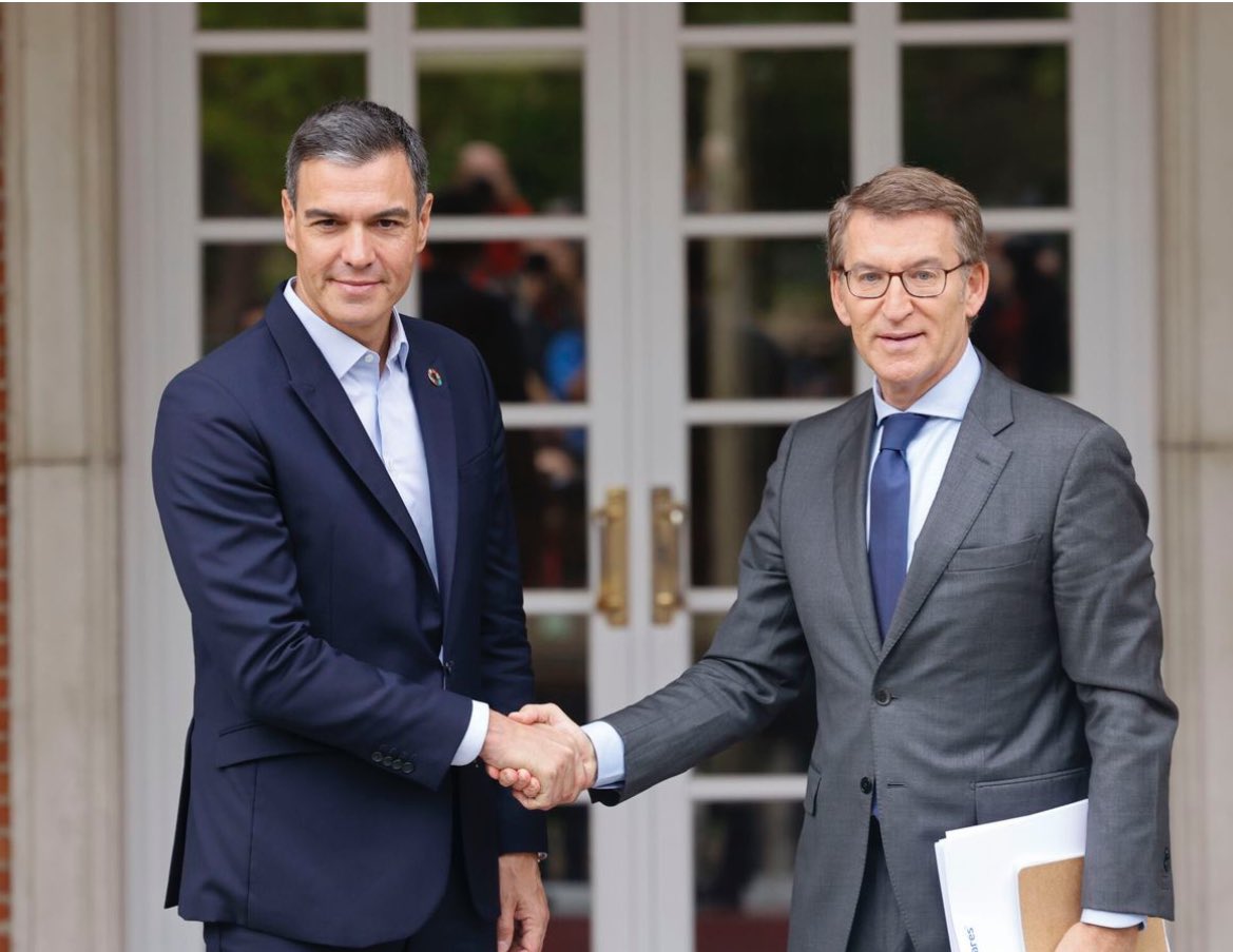 j2andalucia's tweet photo. Ya es mala suerte que lo poco que coincidan @PSOE y @ppopular sea en la dejación de sus deberes con la Abogacía y Procura. @sanchezcastejon @NunezFeijoo Enmienden ya lo que sus gobiernos han permitido a las #MutualidadesFallidas y propicien una #PasarelaAlReta1x1ParaTodos https://t.co/Ng0HtysL7t