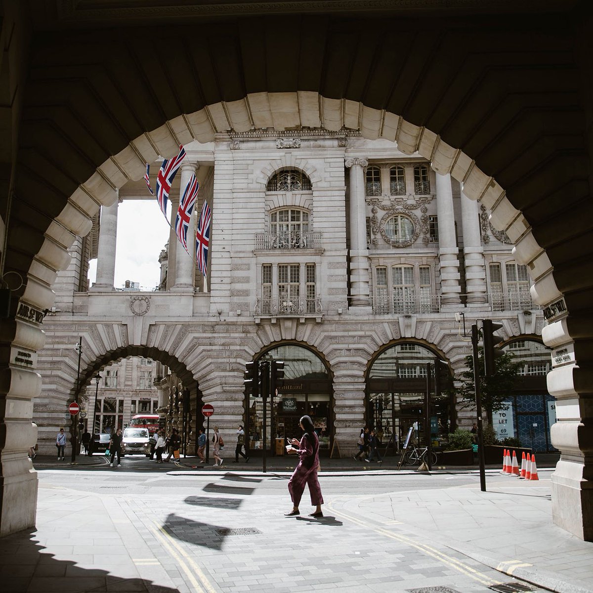 Para todos los que aman la música británica y quieren ver mucho más que el Big Ben y el London Eye, acá va un mega hilo con 60 lugares interesantes y originales para visitar en Londres 🇬🇧💂‍♀️