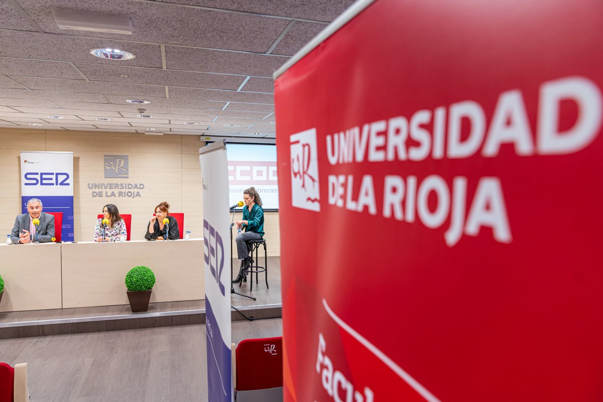 unirioja's tweet photo. 📢| La UR ha acogido una nueva edición de #SERCONVERSA de @RadioRioja que, en vísperas del #8M, se ha centrado en la #igualdad, los logros alcanzados y retos que quedan por delante
➕Info👇
https://t.co/L3pNZFreCI https://t.co/zt3KstIwlD