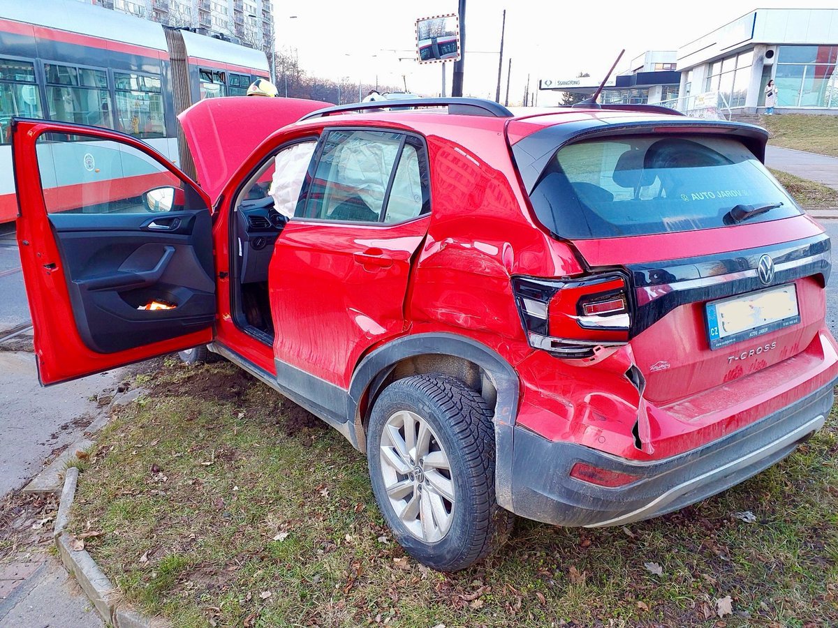 HasiciPraha's tweet photo. U nehody tramvaje a osobního automobilu v ulici Bešťákova zasahují jednotky z Březiněvsi, @DPPOficialni a hasiči z Ďáblic 🚒 řidička osobáku předána do péče @zzshmp 🚑 https://t.co/As4sdRK2jh