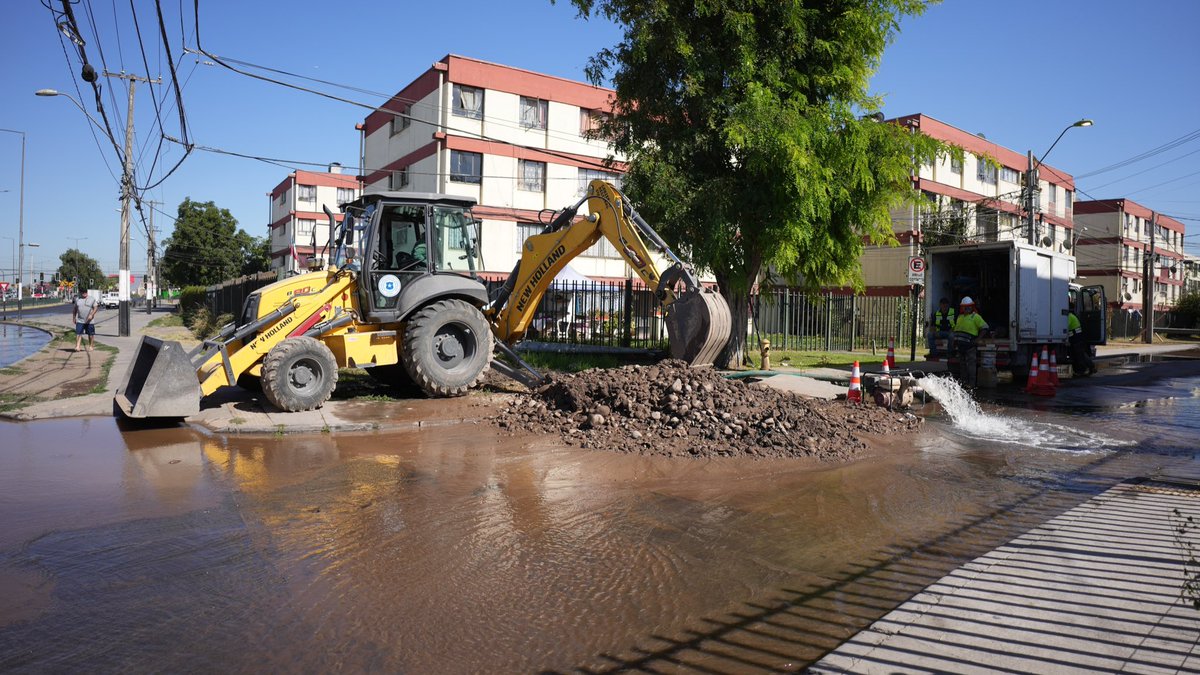 johnnycerrillos's tweet photo. 🚧Rotura de Matriz en Villa México que está siendo resuelta por SMAPA 🔧

El agua estará cortada hasta las 16:00 horas aprox. ⏳🚱

📍 Calle 05 de Abril con Golfo de México
📍 Casa del Dirigente, Benito Juárez 1056 🏠
📍 Calle Primavera 900, afuera del Estadio Benito Juárez ⚽🏟️ https://t.co/AOVuK7iPYZ