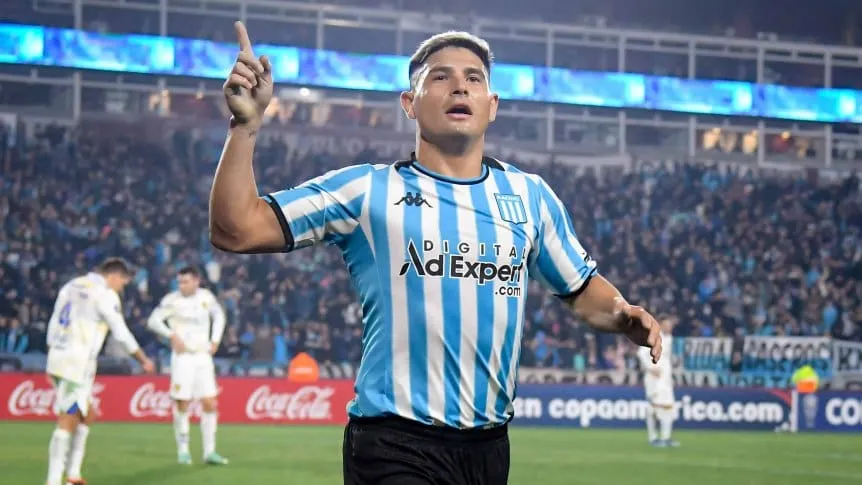 Maximiliano Salas es jugador 100%  de Racing hasta 2026. 
🗓️ Fechas Clave:
Ejercicio de la Opción de Extensión: Antes del 25/12/2024. ya fué ejecutado.

📅 Duración del Contrato:
Inicio: 🗓️ 01/01/2024
Finalización: 🗓️ 31/12/2026 (con opción de extensión por 2 años adicionales