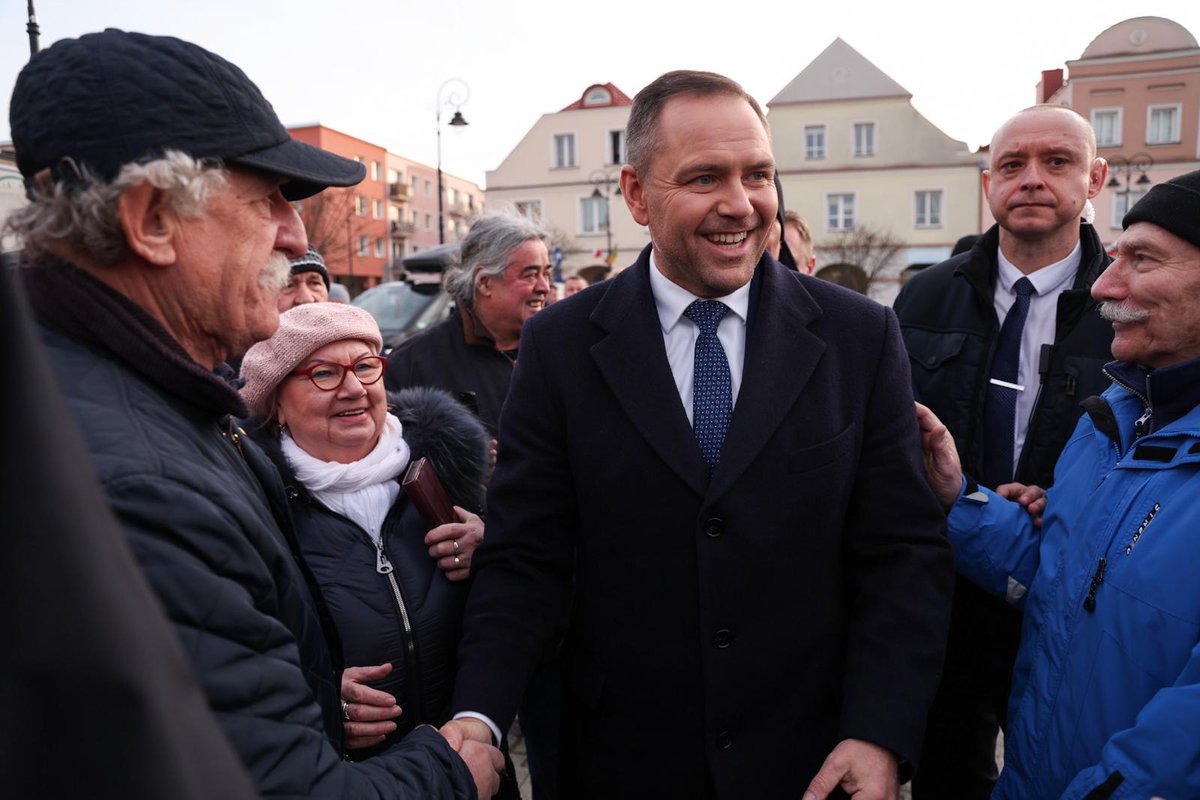 Nawrocki25's tweet photo. 🇵🇱 Chcemy żyć w Polsce dobrobytu i rozwoju. Nigdy nie podpiszę podwyższenia wieku emerytalnego dla Polek i Polaków. Podatki muszą być niskie, proste, prorodzinne. Prezydent jest od tego, aby myśleć o przeszłości, teraźniejszości i przyszłości Polski. #Nawrocki2025 https://t.co/qa9J5v7Xqy