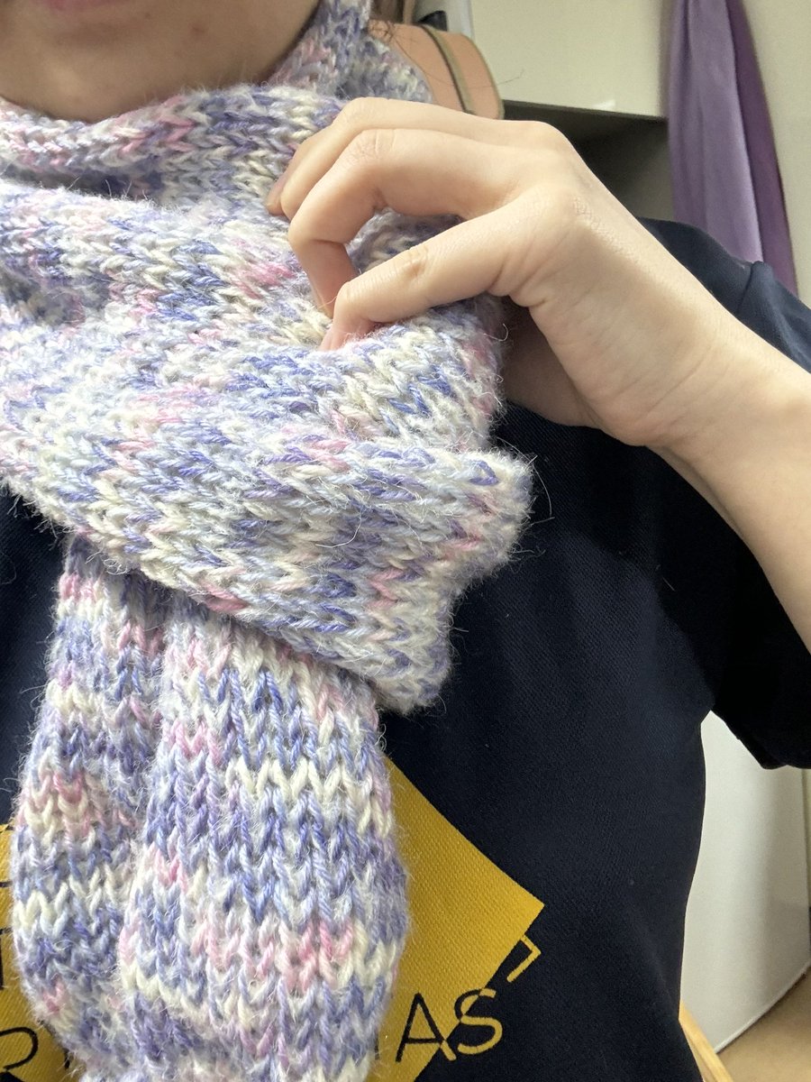 테무에서 산 실로 휘뚜루마뚜루 시즌n번째 목도리를 떴는데..색깔왤케예쁨!!! 테무는최고다
