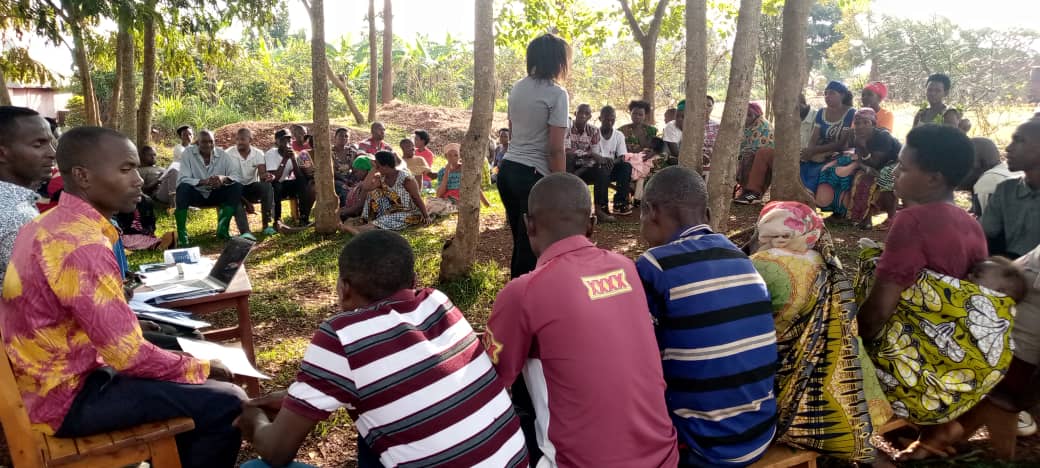 Uyu munsi mu kagali ka Karwema hakozwe Inama n'abaturage yayobowe na E/S  w'akagari  afatanyije na SEDO.
Hakaba hari hagamijwe gusobanurira abaturage imiyoborere myiza mumudugudu mpinduramatwara utarangwamo icyaha.