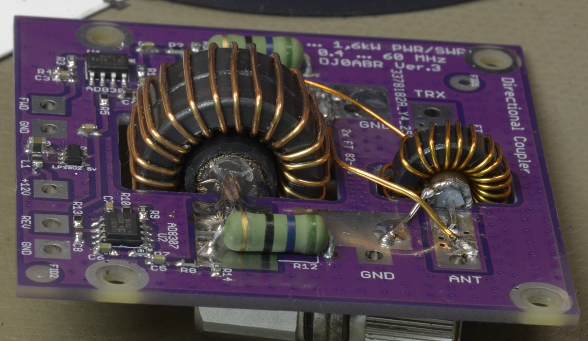 Endlich fertig 🎉
Die Kerne zu wickeln war echt Fummelkram.
Wenn man es ordentlich macht, wird man aber mit einer hohen Richtschärfe belohnt.

Soll mal ein SWR-Meter für eine Endstufe werden.
Der <a href="/TobiasWendt5/">Tobias Wendt</a> DK6TW hat schon wieder Dinge vor 😆

projects.dj0abr.de/doku.php?id=de…