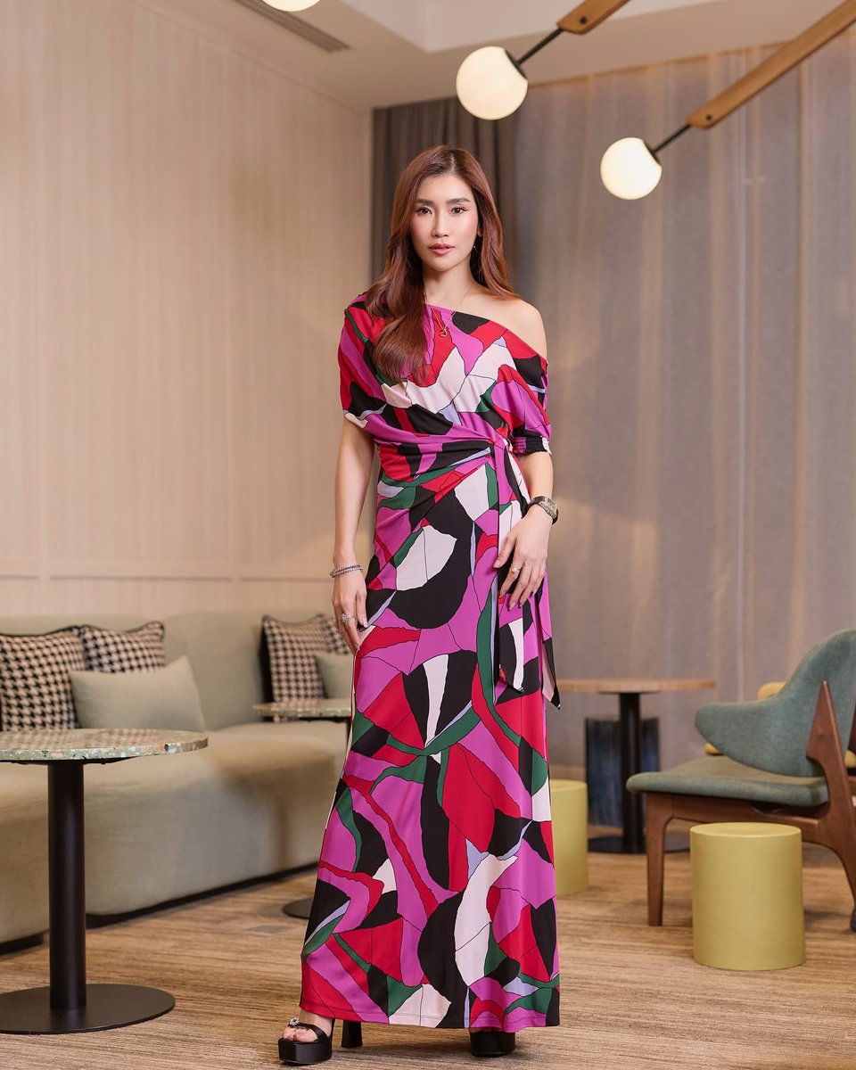 thongchuaofc's tweet photo. Every print tells a story. This International Women‘s Day, what story are you telling?
Makeup by @maccosmeticsthailand
#DVF #DVFThailand #Internationalwomensday2025 #PATluxurygroup
#GRWMAC #Moonlitskin #เจ็งทองเจือ #mommyjeng #ThongchuaFamily https://t.co/2io8mUfHKH