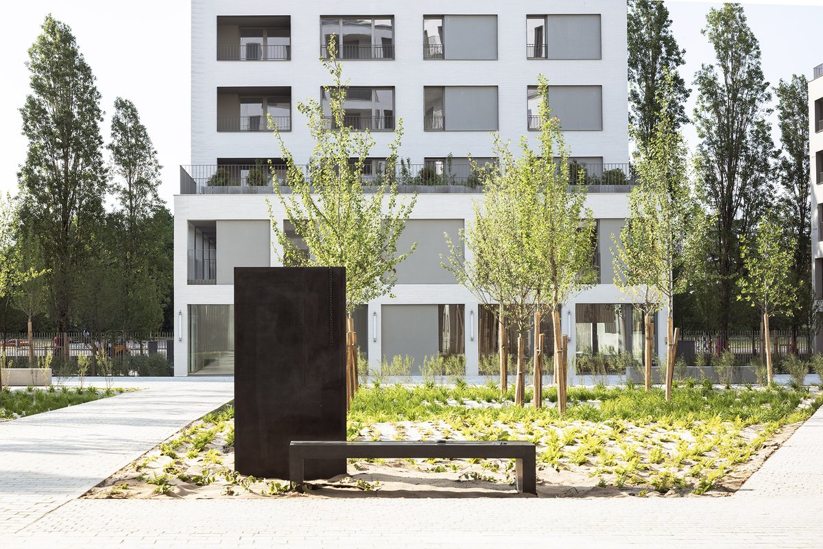 🏡 Un immeuble
La sensation d’espace prédomine dans ce programme conçu par Babin + Renaud, avec 182 logements sur 5 bâtiments. Une atmosphère de quartier fluvial est conférée au projet ouvert sur les berges du canal, agrémenté d’un cœur d'îlot végétalisé de 1300 m² signé INUITS.