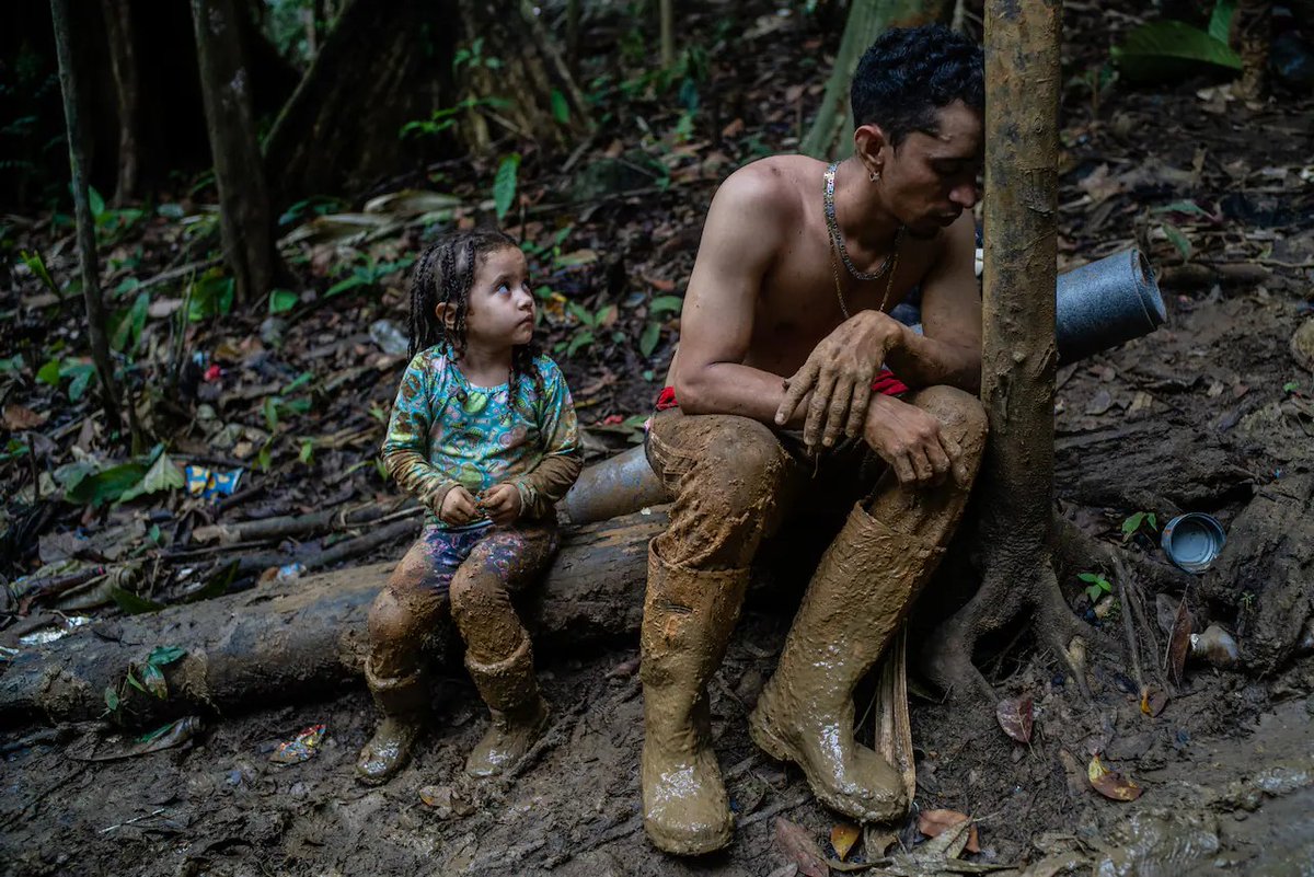 Antirrojo's tweet image. La fotografía que recorrió el mundo de un desesperado padre por salir de la dictadura del dictador Nicolás Maduro, junto a su pequeña hija cruzando la peligrosa selva del Darién para darle una calidad de vida. Hoy están en otras tierras libres y con futuro. Feliz cumpleaños Meli