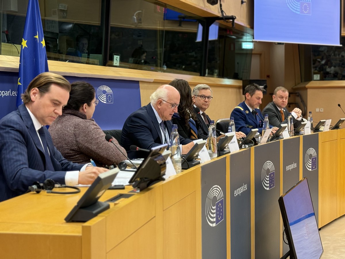 EU.Pol European Federation of Police Unions (@eupol4) on Twitter photo WOW! 250 Police Officers from the field in the <a href="/Europarl_EN/">European Parliament</a> ! EU.Pol bringing people closer to Europe! Thanks <a href="/Assita_Kanko/">Assita Kanko MEP</a> <a href="/magnusbrunner/">Magnus Brunner</a> <a href="/DebolleGez44131/">Catherine De bolle Gezin</a> <a href="/zarzalejosj/">Javier Zarzalejos</a> <a href="/MalikAzmani/">Malik Azmani</a> <a href="/j_delandsheer/">Jurgen De Landsheer</a> <a href="/Equipe_politie/">Politievakvereniging Equipe</a> <a href="/NPBactueel/">Nederlandse Politiebond (NPB)</a> <a href="/GdPPresse/">GdP Pressestelle</a> <a href="/VSOAPOLITIE/">VSOA POLITIE</a> <a href="/nspv_snps/">NSPV - SNPS - NGPS</a> <a href="/Alternative_PN/">ALTERNATIVE Police</a> WOW! 250 Police Officers from the field in the <a href="/Europarl_EN/">European Parliament</a> ! EU.Pol bringing people closer to Europe! Thanks <a href="/Assita_Kanko/">Assita Kanko MEP</a> <a href="/magnusbrunner/">Magnus Brunner</a> <a href="/DebolleGez44131/">Catherine De bolle Gezin</a> <a href="/zarzalejosj/">Javier Zarzalejos</a> <a href="/MalikAzmani/">Malik Azmani</a> <a href="/j_delandsheer/">Jurgen De Landsheer</a> <a href="/Equipe_politie/">Politievakvereniging Equipe</a> <a href="/NPBactueel/">Nederlandse Politiebond (NPB)</a> <a href="/GdPPresse/">GdP Pressestelle</a> <a href="/VSOAPOLITIE/">VSOA POLITIE</a> <a href="/nspv_snps/">NSPV - SNPS - NGPS</a> <a href="/Alternative_PN/">ALTERNATIVE Police</a>