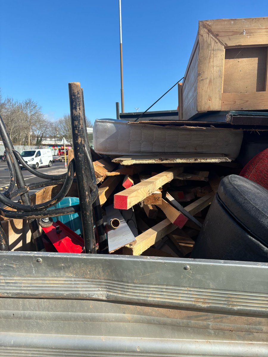 DVSAEnforcement's tweet image. 🚨INSECURE LOADS - PART2️⃣

💥An accident waiting to happen with only1️⃣strap used for this entire load

Good practice:
✅Nets/Tarp
✅Multiple straps
✅Lashings 

⬇️Ways to secure loads
ow.ly/Fxj450V8VBu

#InsecureLoad #DriverResponsibility #FixedPenalties #Prohibitions