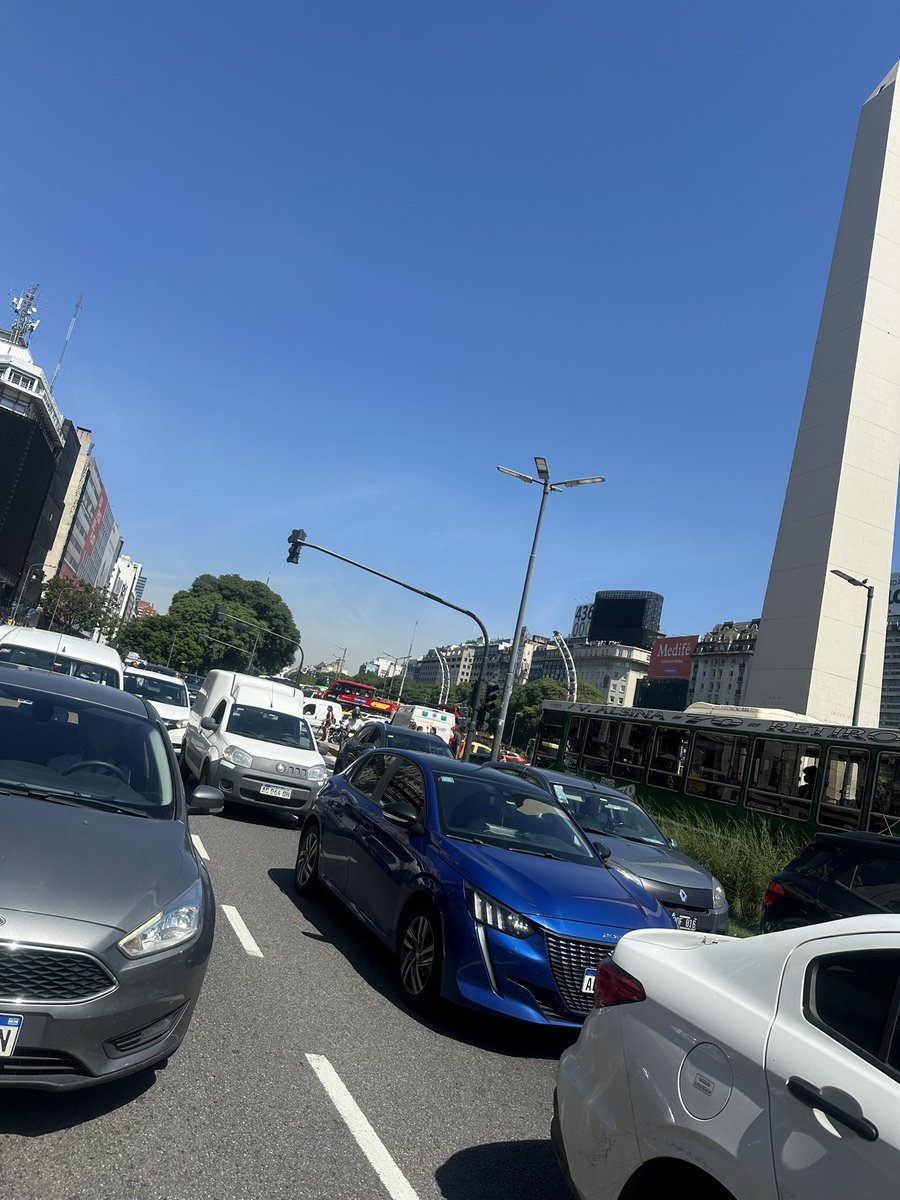 30min para cruzar en auto Av. 9 de Julio y Corrientes, pleno Obelisco y centro de la ciudad.
No hay una persona de tránsito o algún policía de la ciudad ordenando el cruce de las dos avenidas más importantes de CABA.

Hacé algo <a href="/jorgemacri/">Jorge Macri</a> la ciudad es un CAOS!!!
