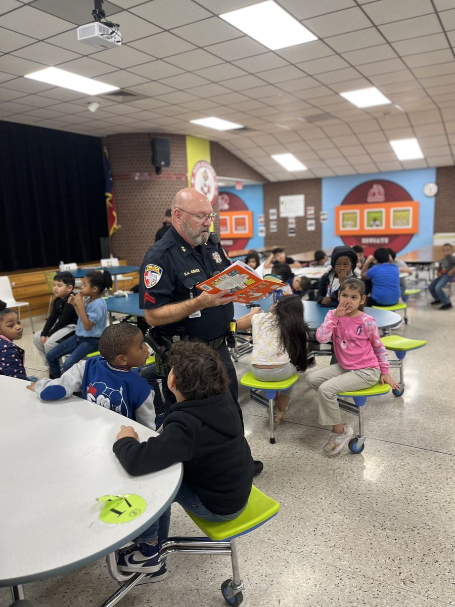AldinePolice's tweet image. A huge THANK YOU to @ReedAcad_AISD for welcoming the Aldine Police Department to read with the 1st graders! Building community, one book at a time.
#AldineImpact
#ReadingWithHeroes