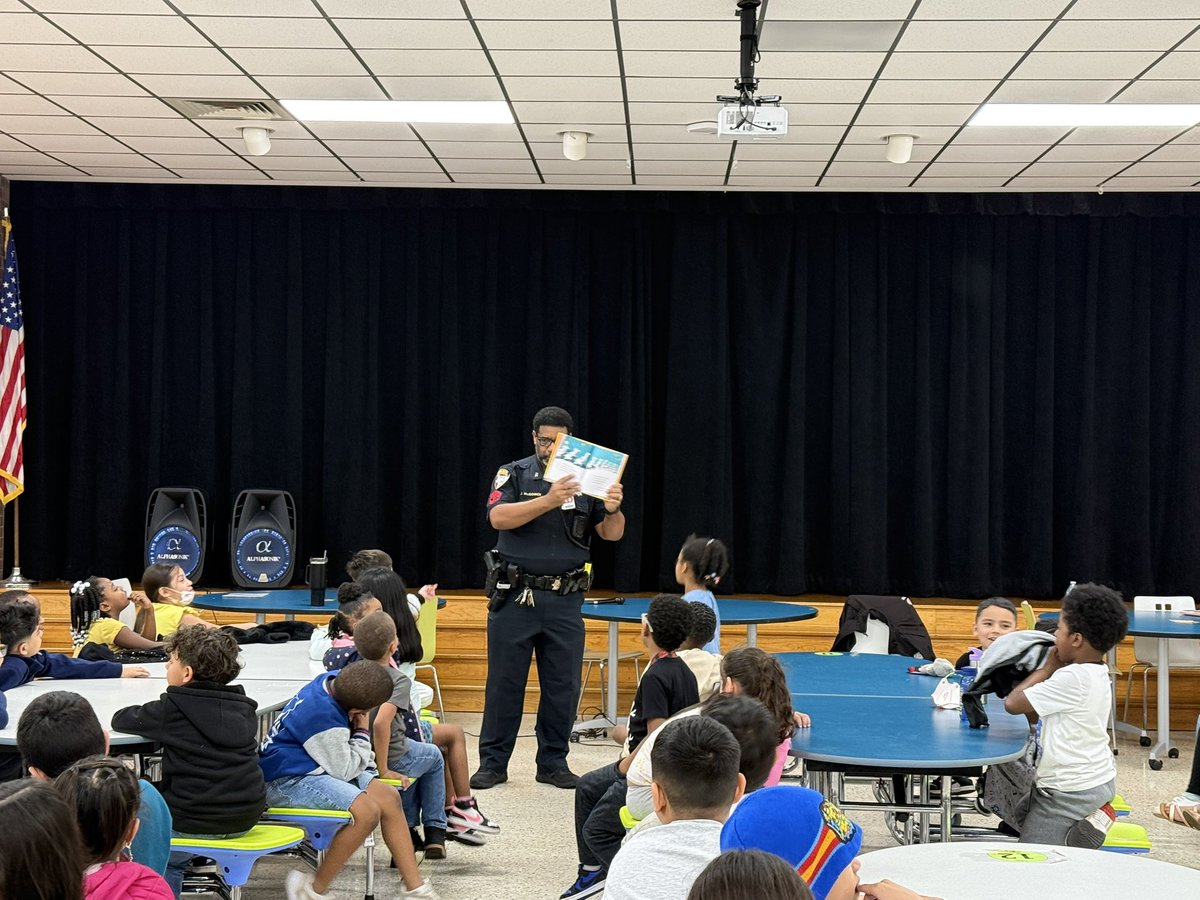 AldinePolice's tweet image. A huge THANK YOU to @ReedAcad_AISD for welcoming the Aldine Police Department to read with the 1st graders! Building community, one book at a time.
#AldineImpact
#ReadingWithHeroes