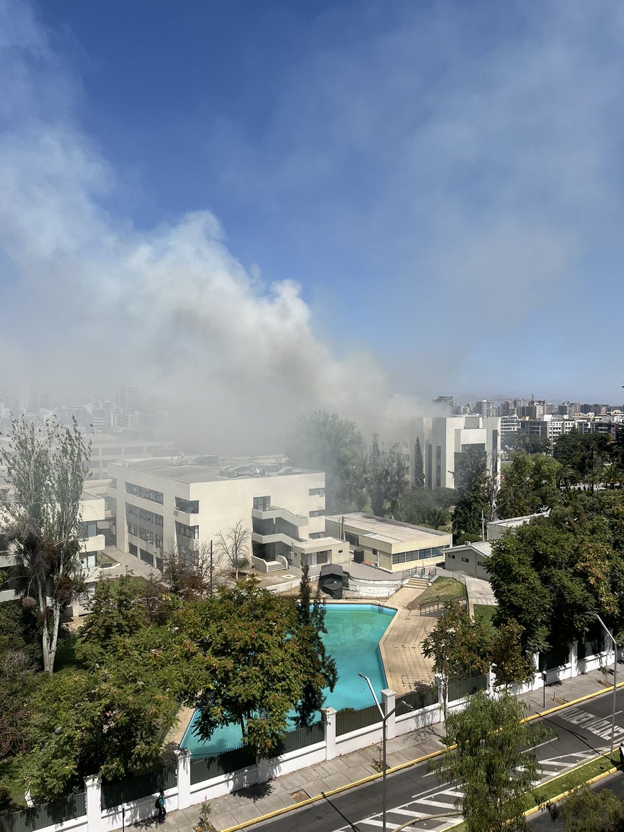nicofolio's tweet photo. No se detiene el incendio en escuela de carabineros #incendio https://t.co/p8DUY1uFrj